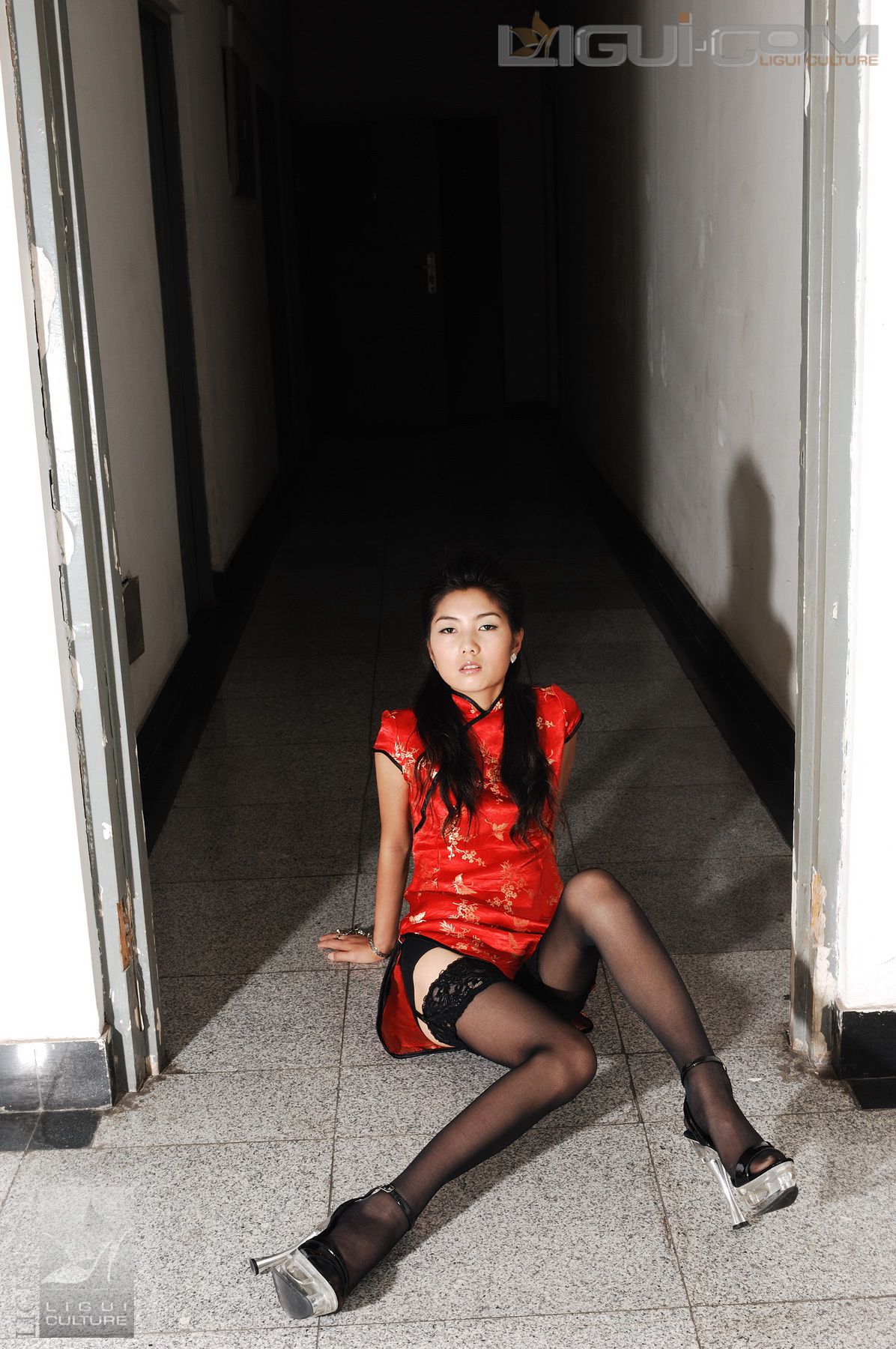 Model 丝丝《电梯口的黑丝高跟》  丝足写真图片-图18
