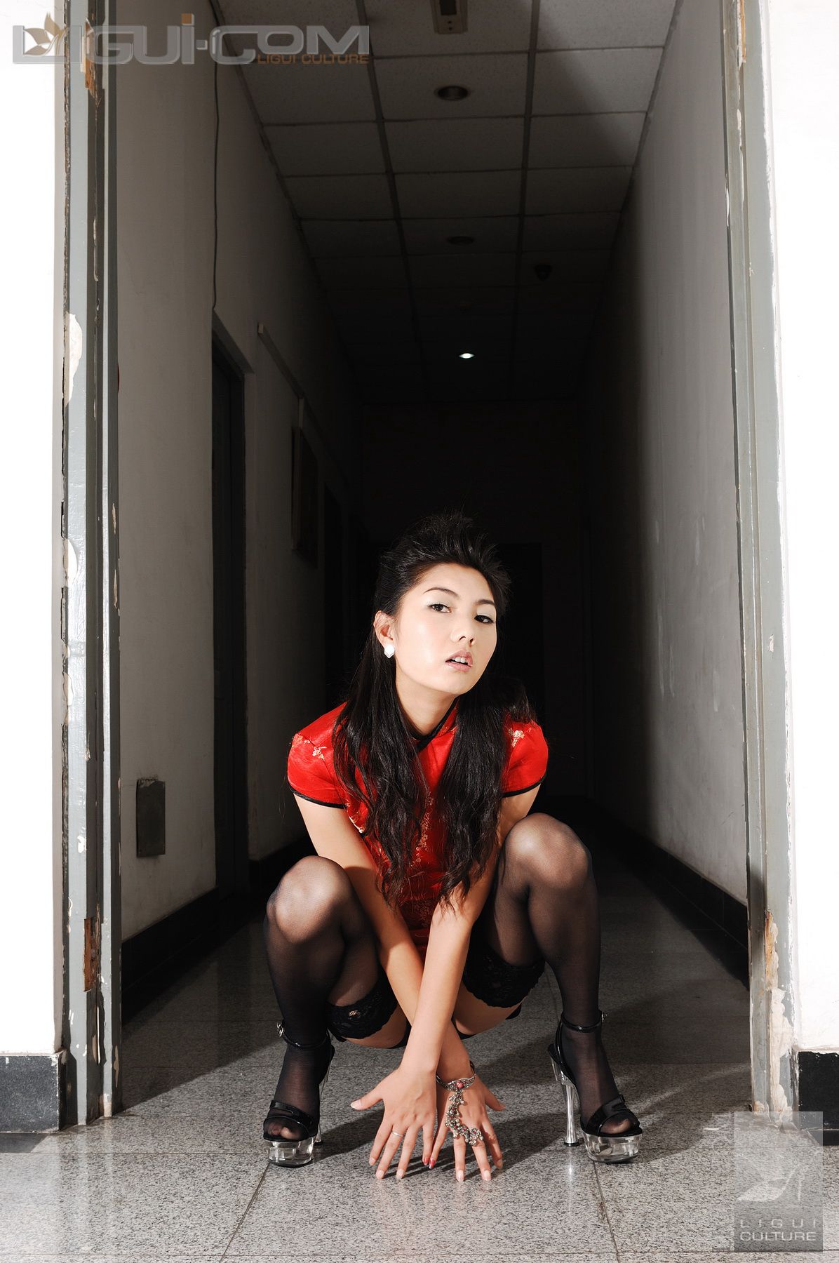 Model 丝丝《电梯口的黑丝高跟》  丝足写真图片-图20