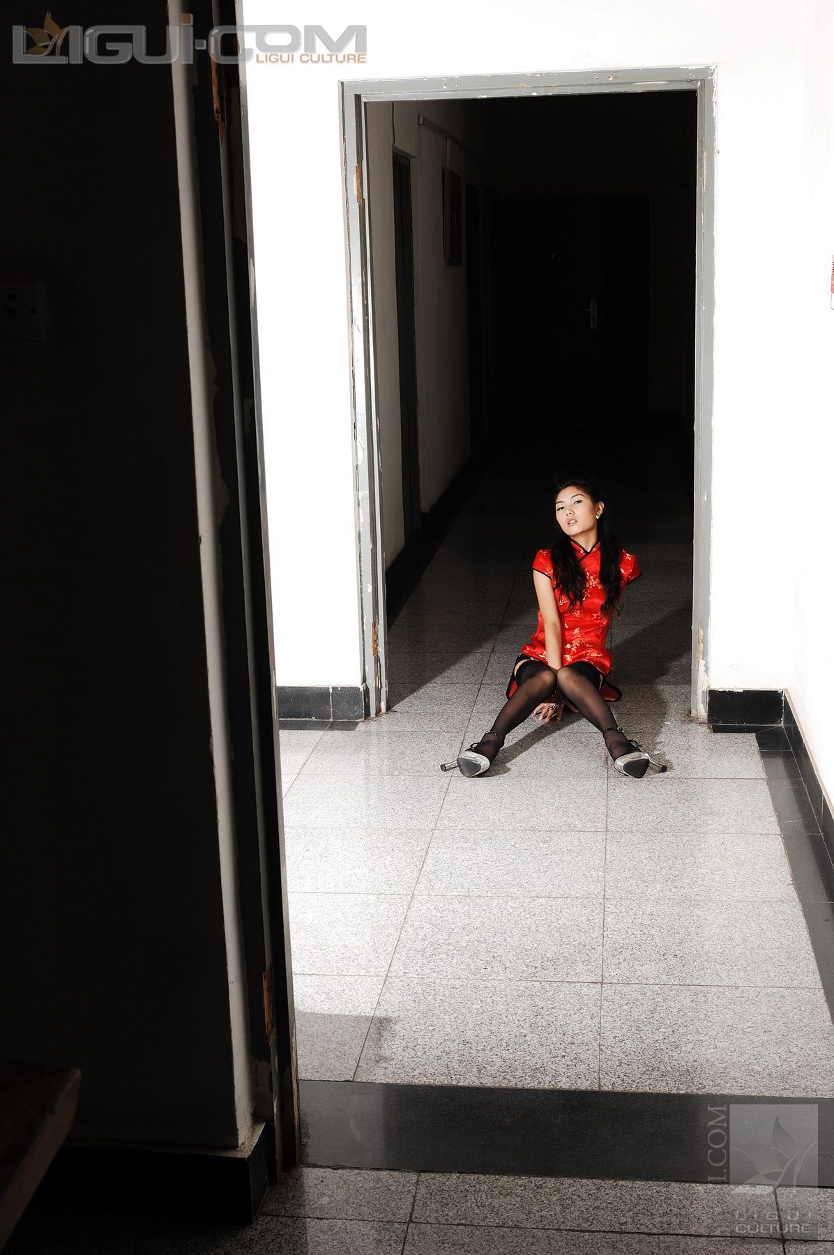 Model 丝丝《电梯口的黑丝高跟》  丝足写真图片-图25