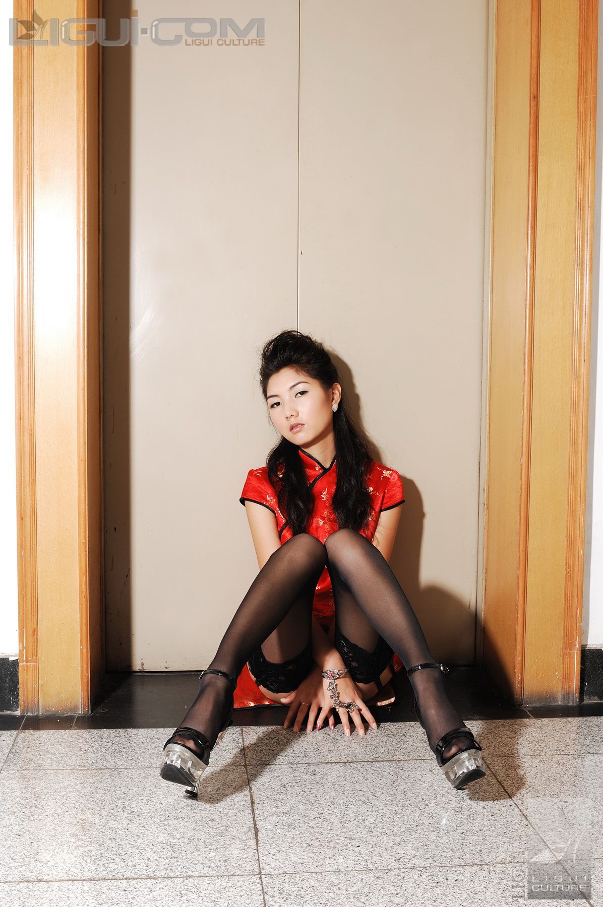 Model 丝丝《电梯口的黑丝高跟》  丝足写真图片-图31