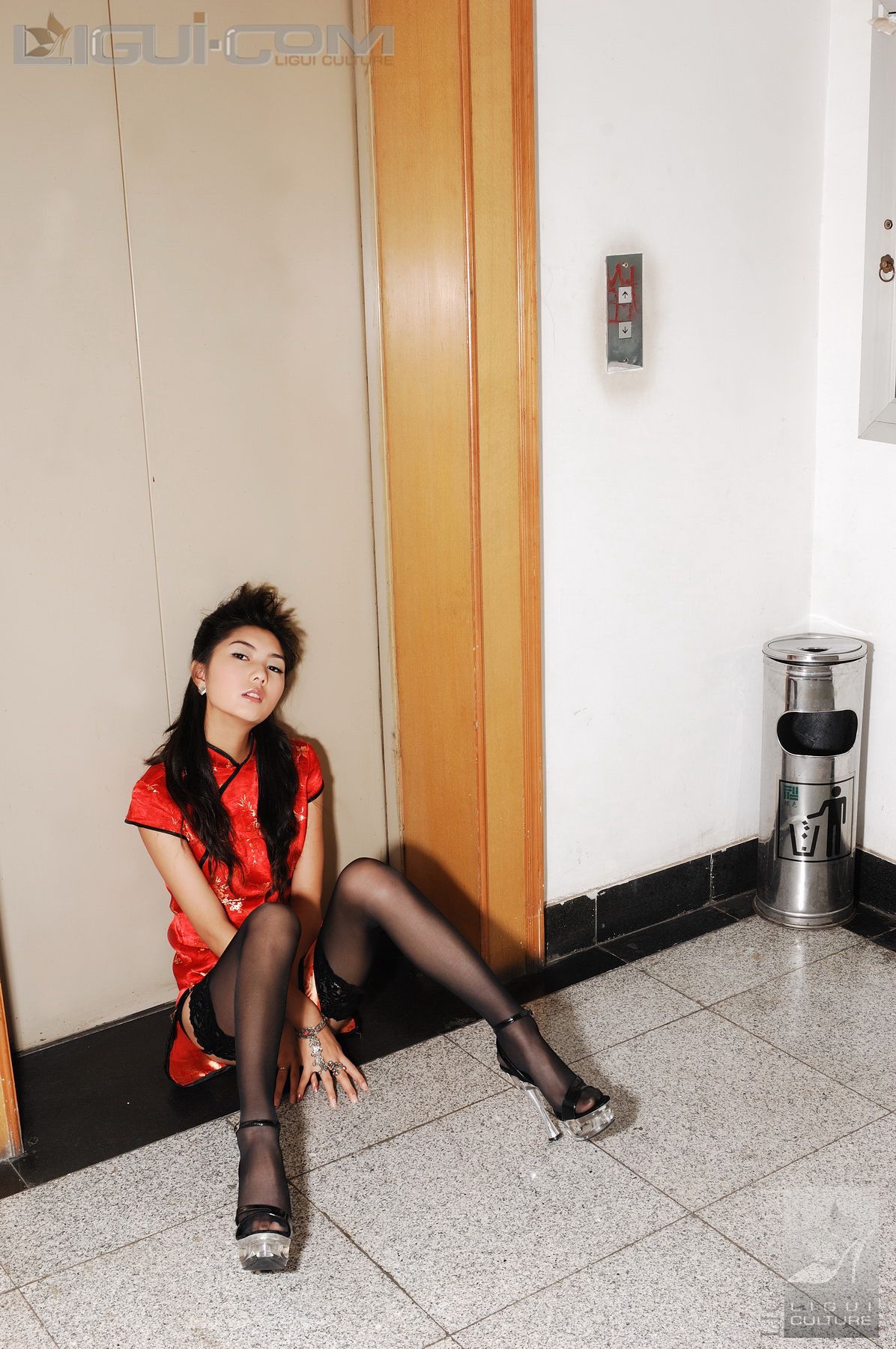 Model 丝丝《电梯口的黑丝高跟》  丝足写真图片-图33
