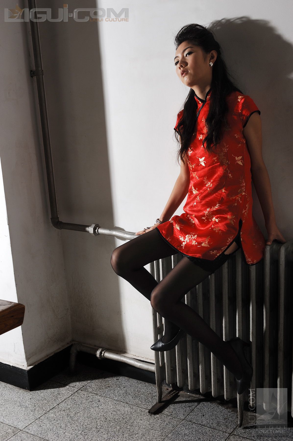 Model 丝丝《电梯口的黑丝高跟》  丝足写真图片-图3