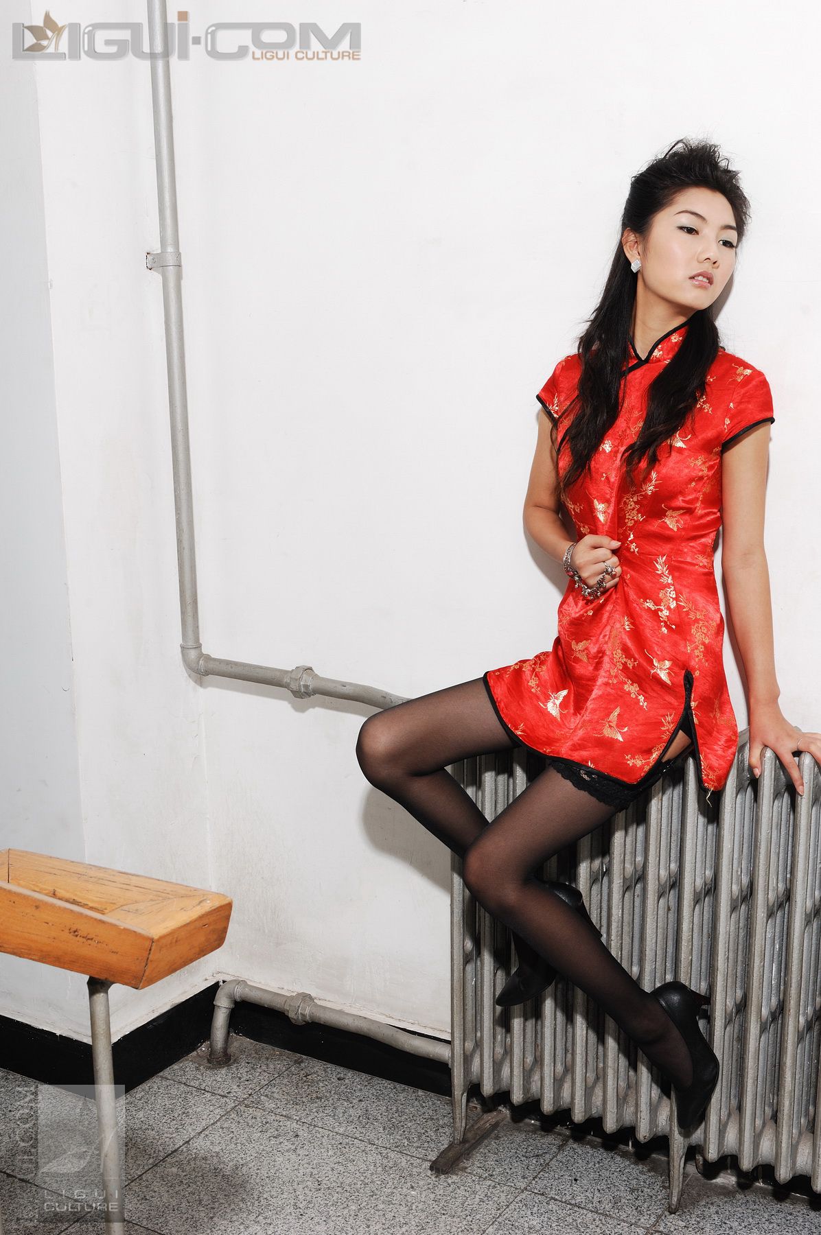Model 丝丝《电梯口的黑丝高跟》  丝足写真图片-图4
