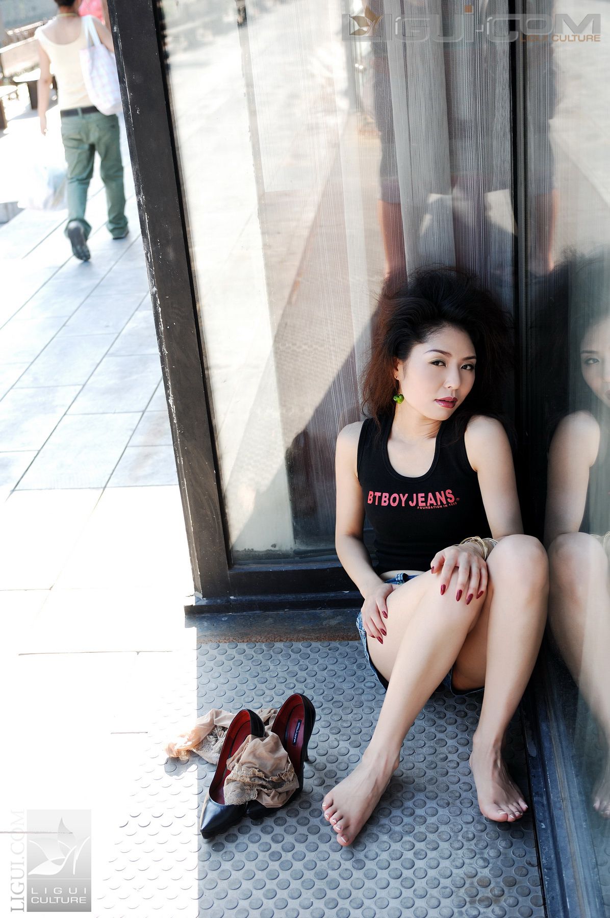 Model 冰清《牛仔和丝袜街拍》  丝足写真图片-图10