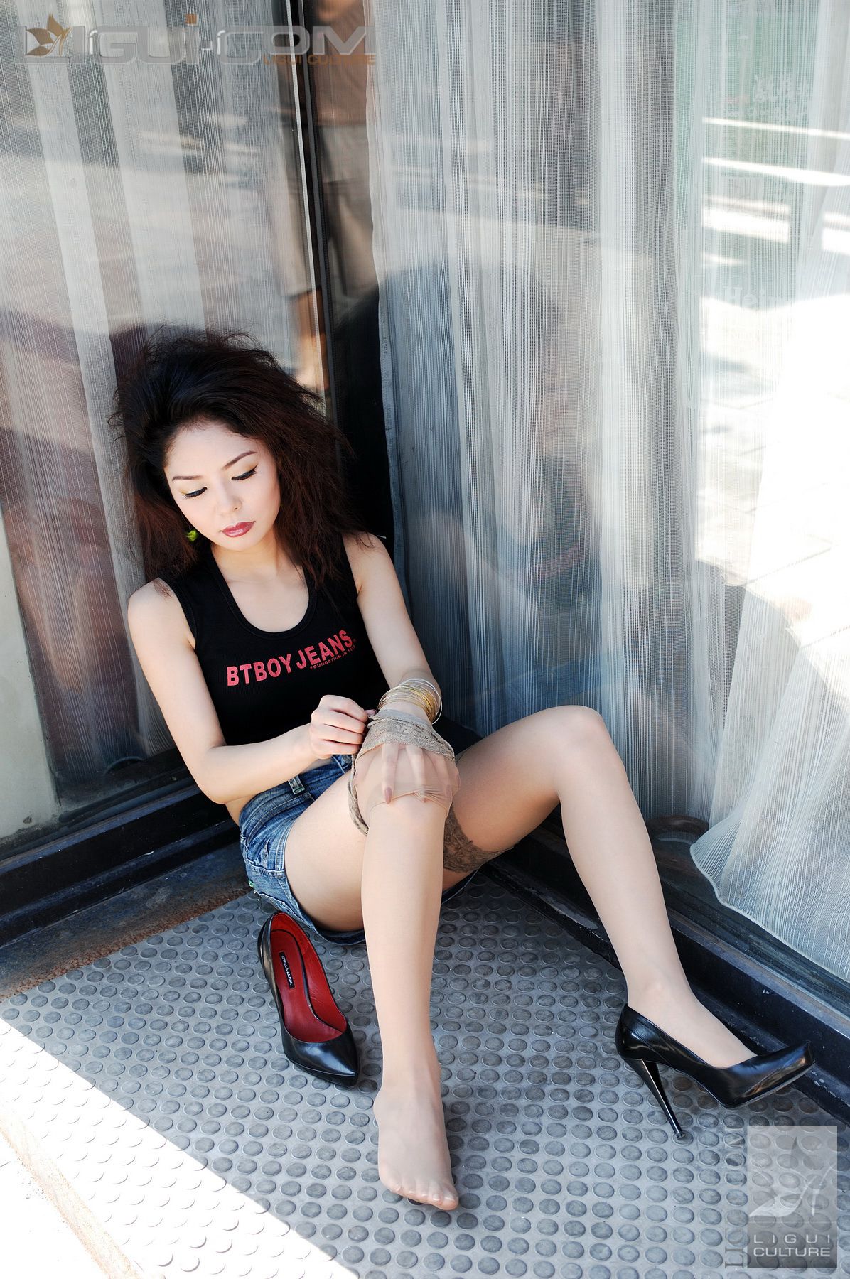 Model 冰清《牛仔和丝袜街拍》  丝足写真图片-图16