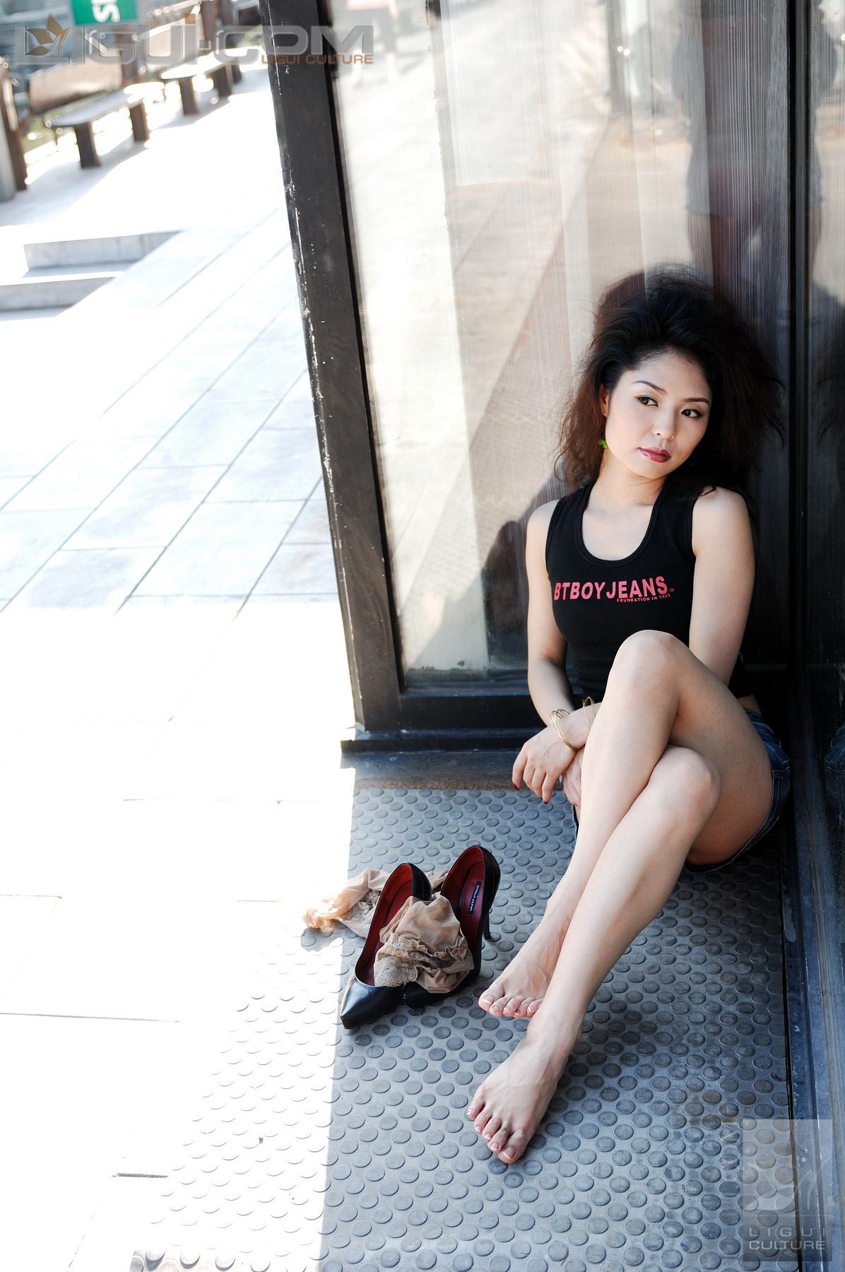 Model 冰清《牛仔和丝袜街拍》  丝足写真图片-图17