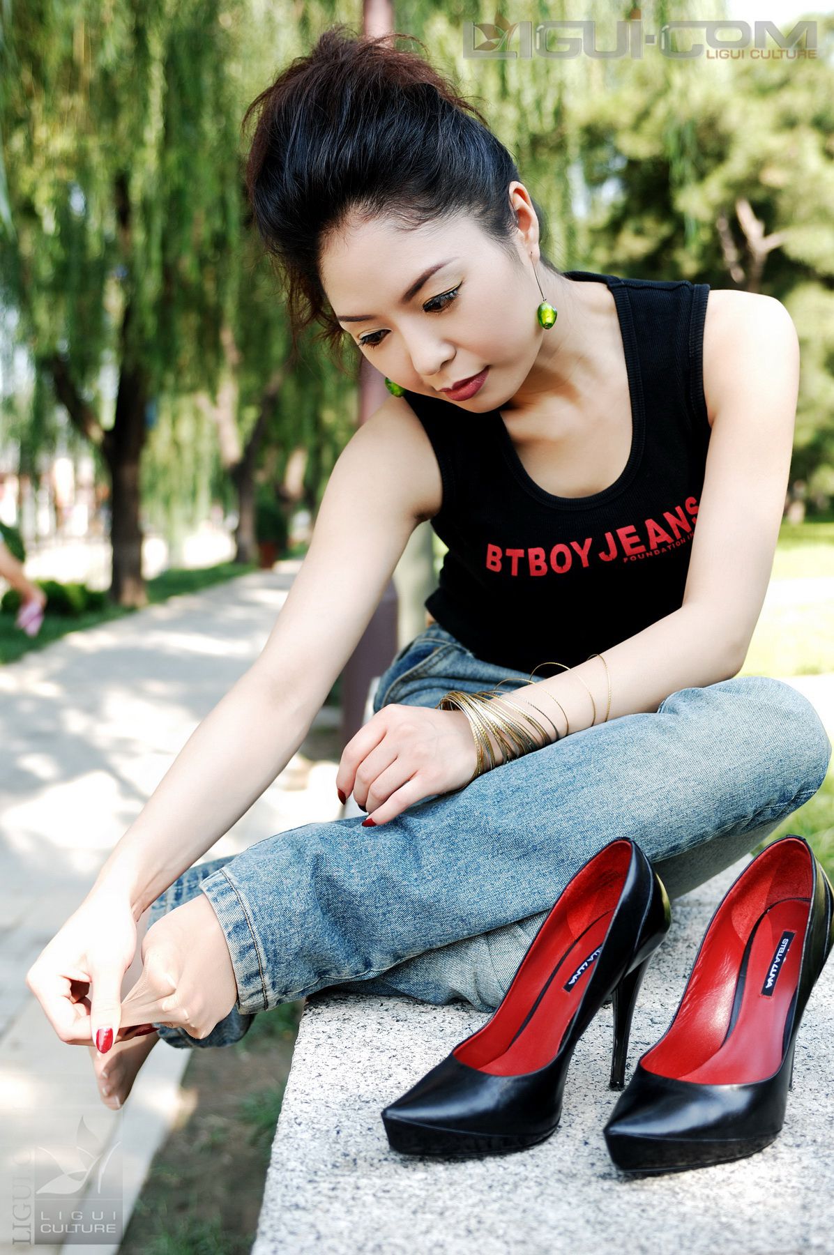 Model 冰清《牛仔和丝袜街拍》  丝足写真图片-图18