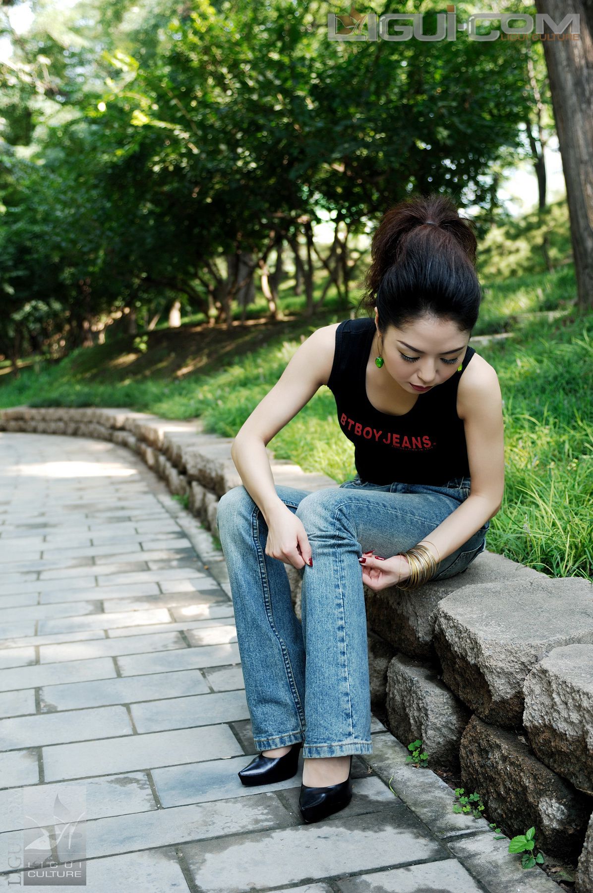 Model 冰清《牛仔和丝袜街拍》  丝足写真图片-图25