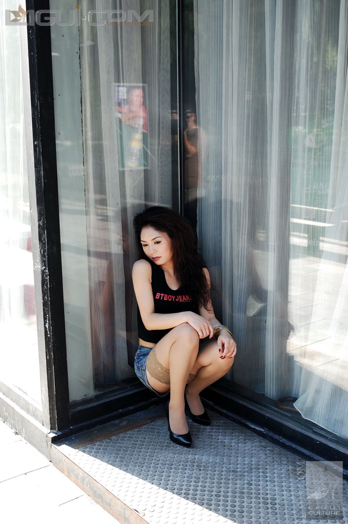 Model 冰清《牛仔和丝袜街拍》  丝足写真图片-图29