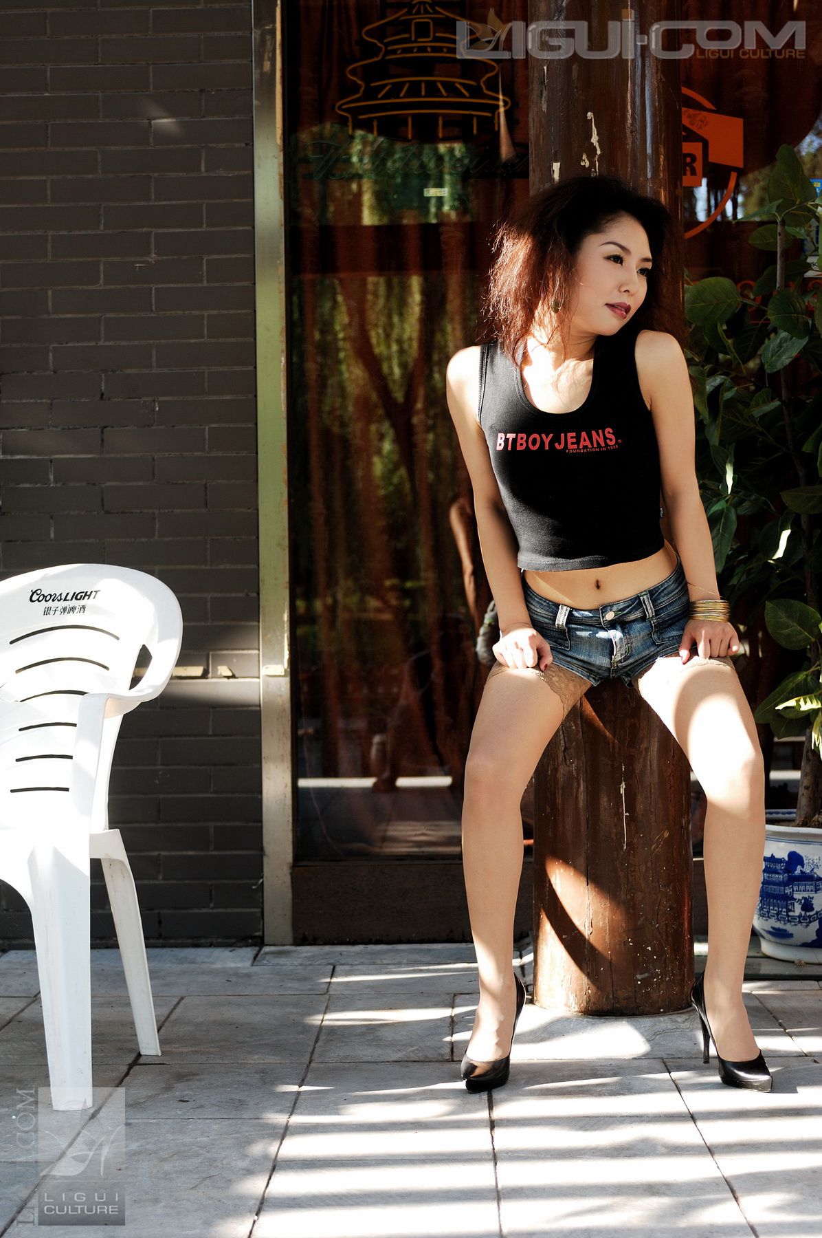 Model 冰清《牛仔和丝袜街拍》  丝足写真图片-图4