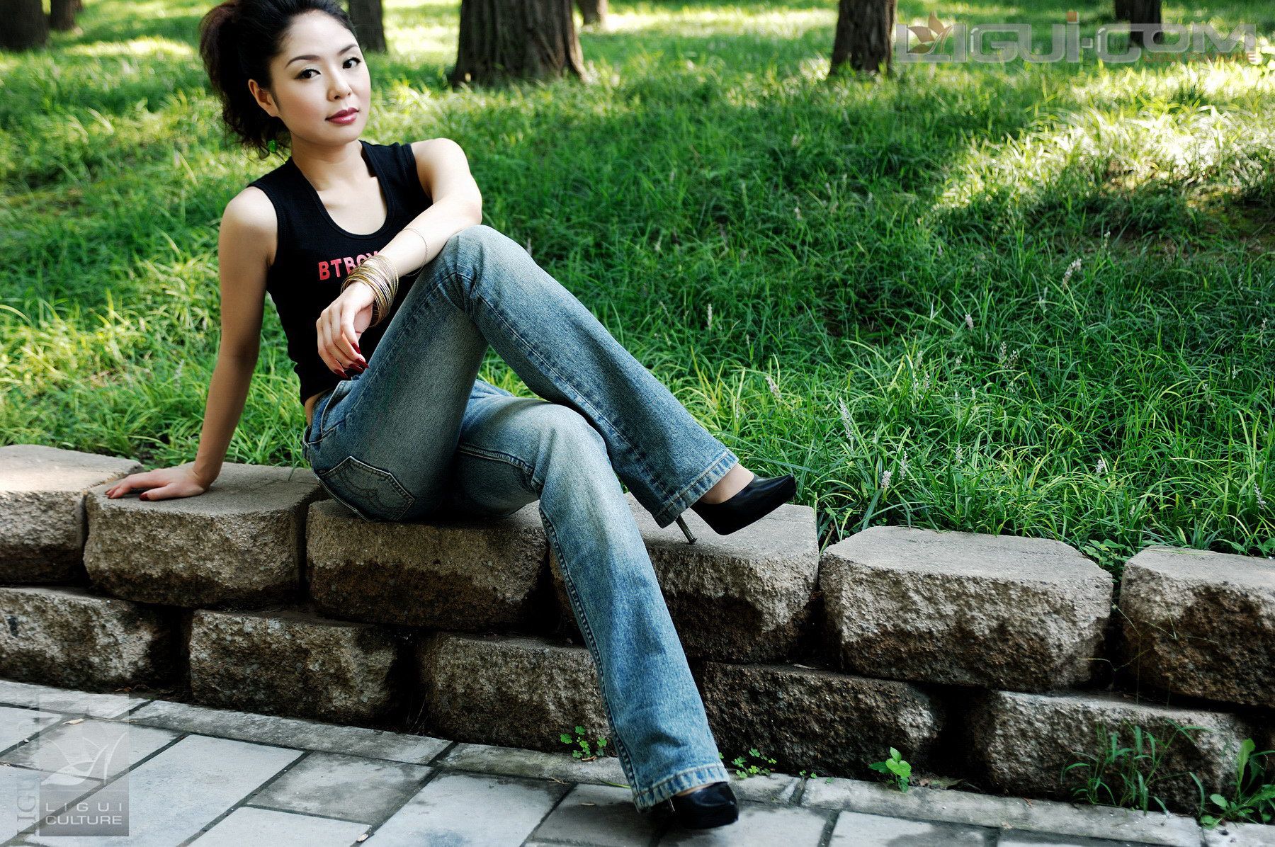Model 冰清《牛仔和丝袜街拍》  丝足写真图片-图6