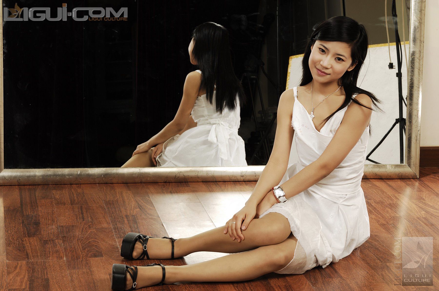 Model 卡鲁鲁《艺校美女的丝袜嫩足》  丝足写真图片-图4