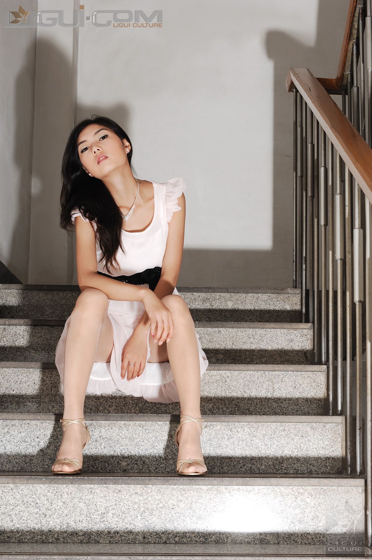 Model 丝丝《楼道口艳遇极品丝袜美女》  丝足写真图片-图17