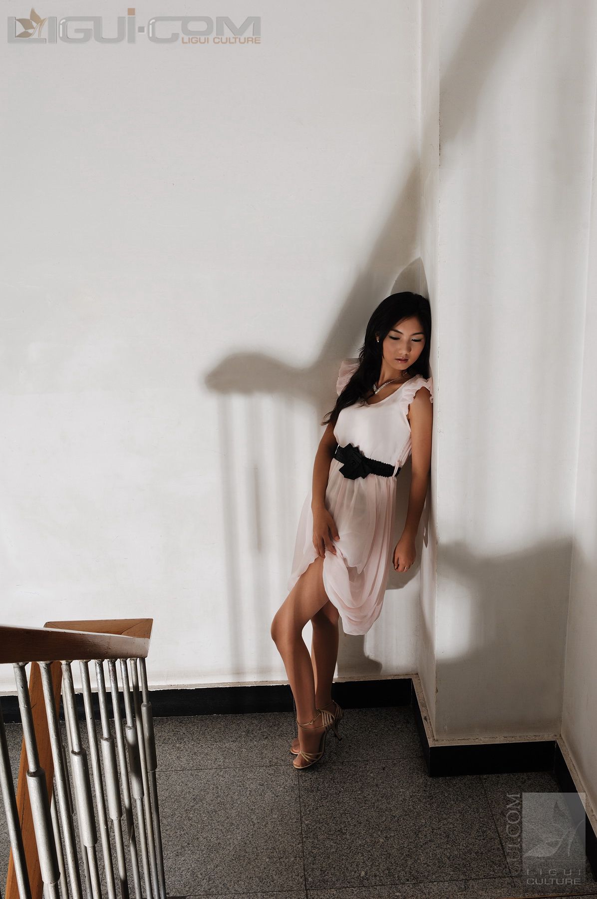 Model 丝丝《楼道口艳遇极品丝袜美女》  丝足写真图片-图23