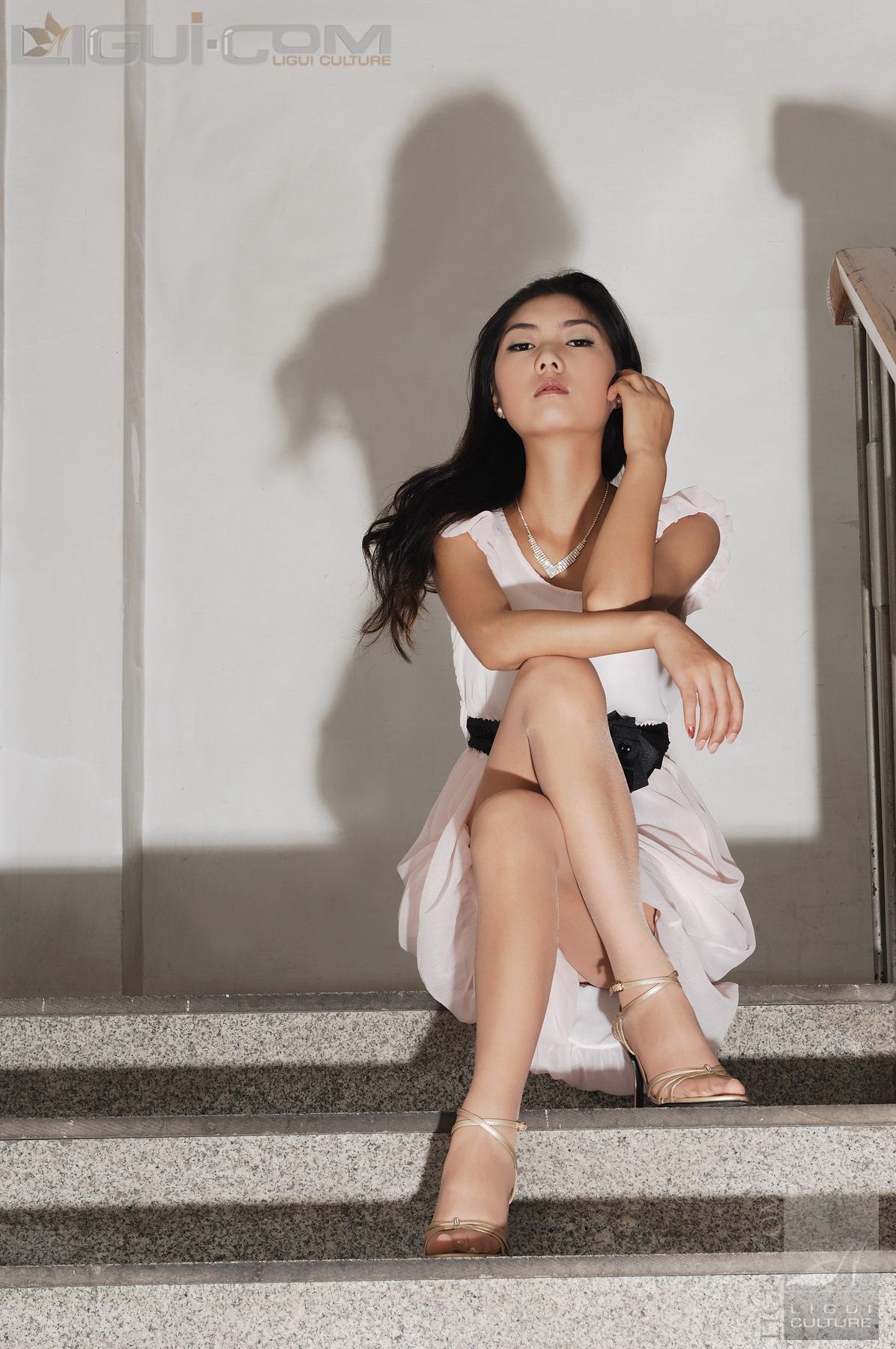 Model 丝丝《楼道口艳遇极品丝袜美女》  丝足写真图片-图27