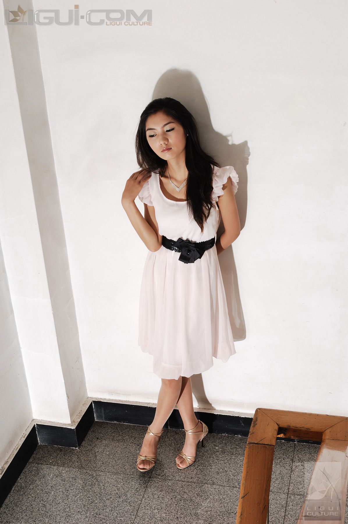 Model 丝丝《楼道口艳遇极品丝袜美女》  丝足写真图片-图28