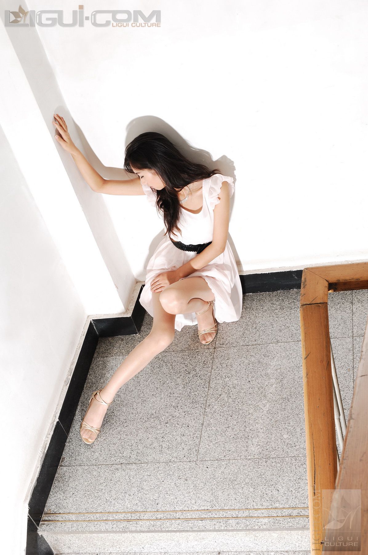 Model 丝丝《楼道口艳遇极品丝袜美女》  丝足写真图片-图30