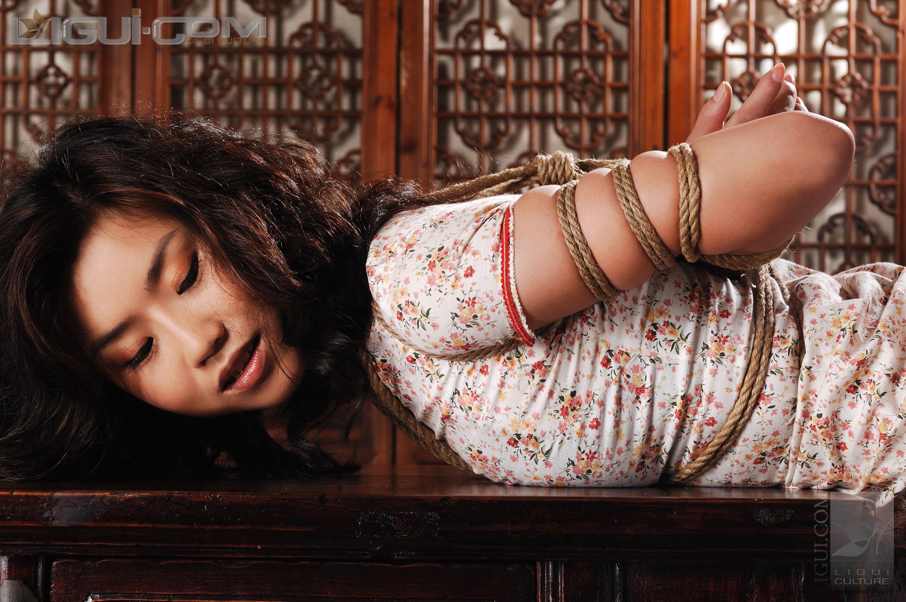 Model 由美《另類旗袍美丝束不住的诱惑》  丝足写真图片-图10