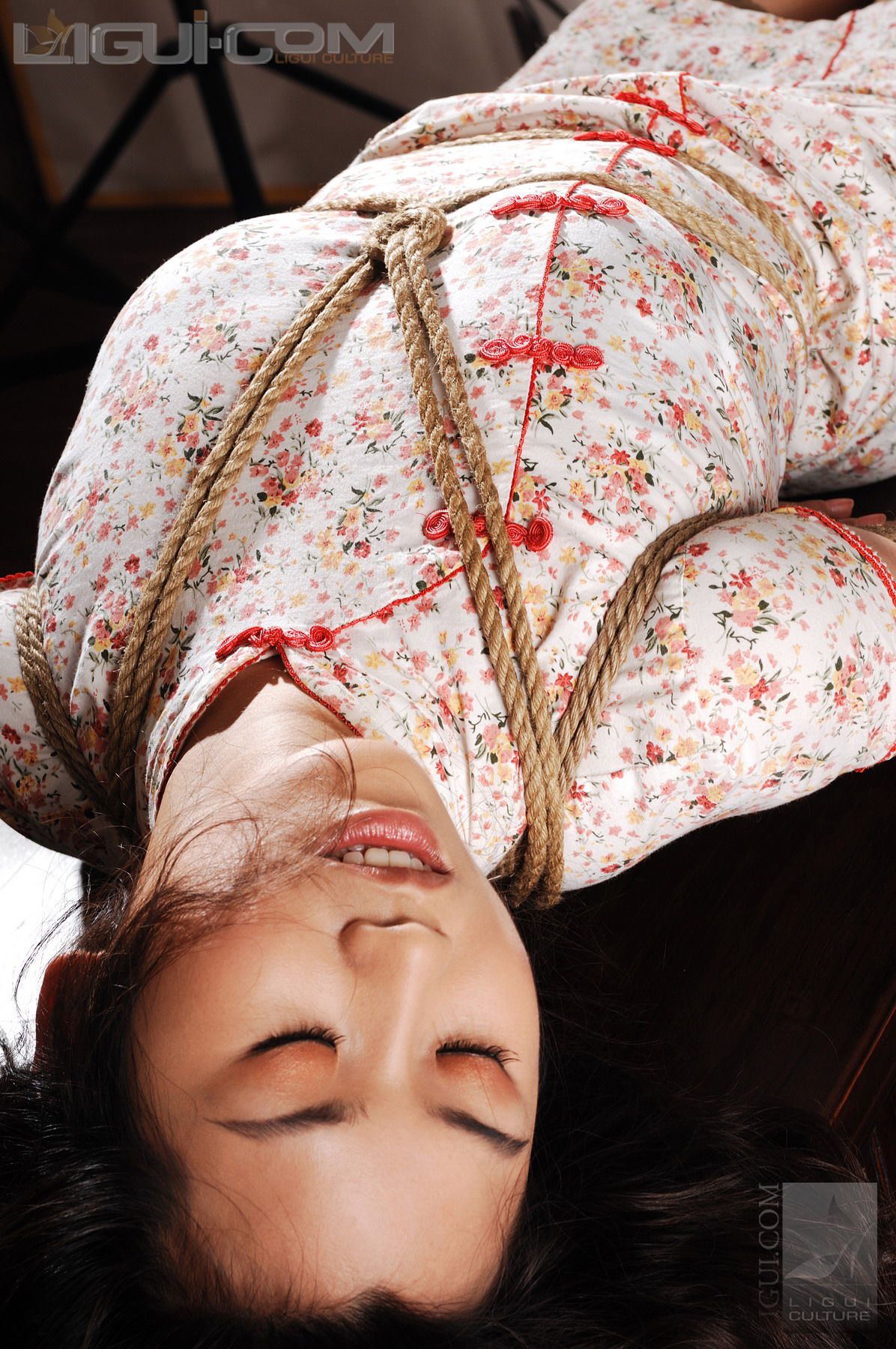 Model 由美《另類旗袍美丝束不住的诱惑》  丝足写真图片-图14