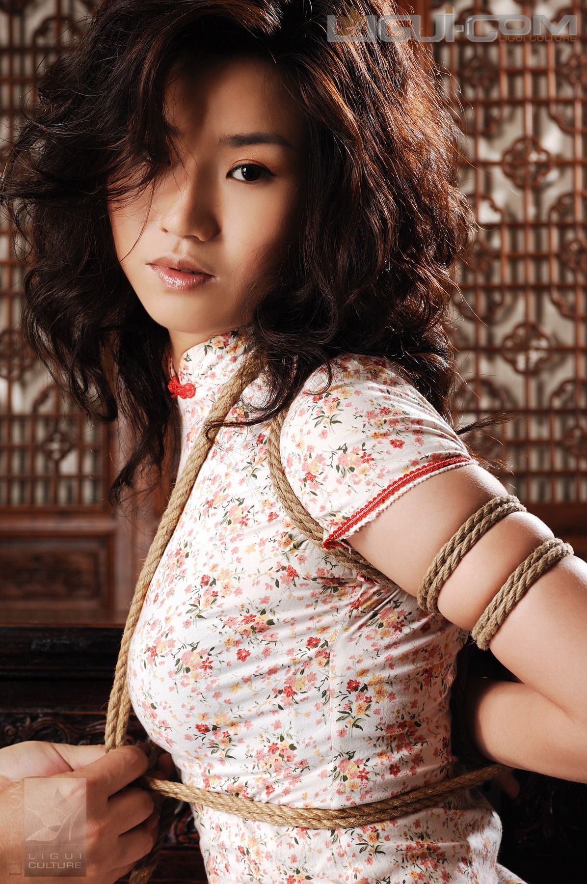 Model 由美《另類旗袍美丝束不住的诱惑》  丝足写真图片-图5