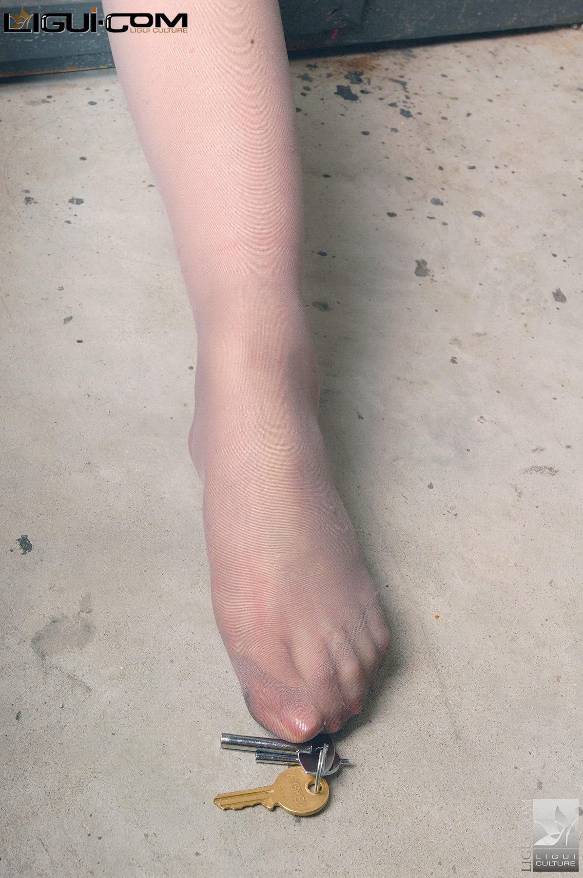 Model 璐璐《监狱被羁押捆绑之风情万种》  丝足写真图片-图29
