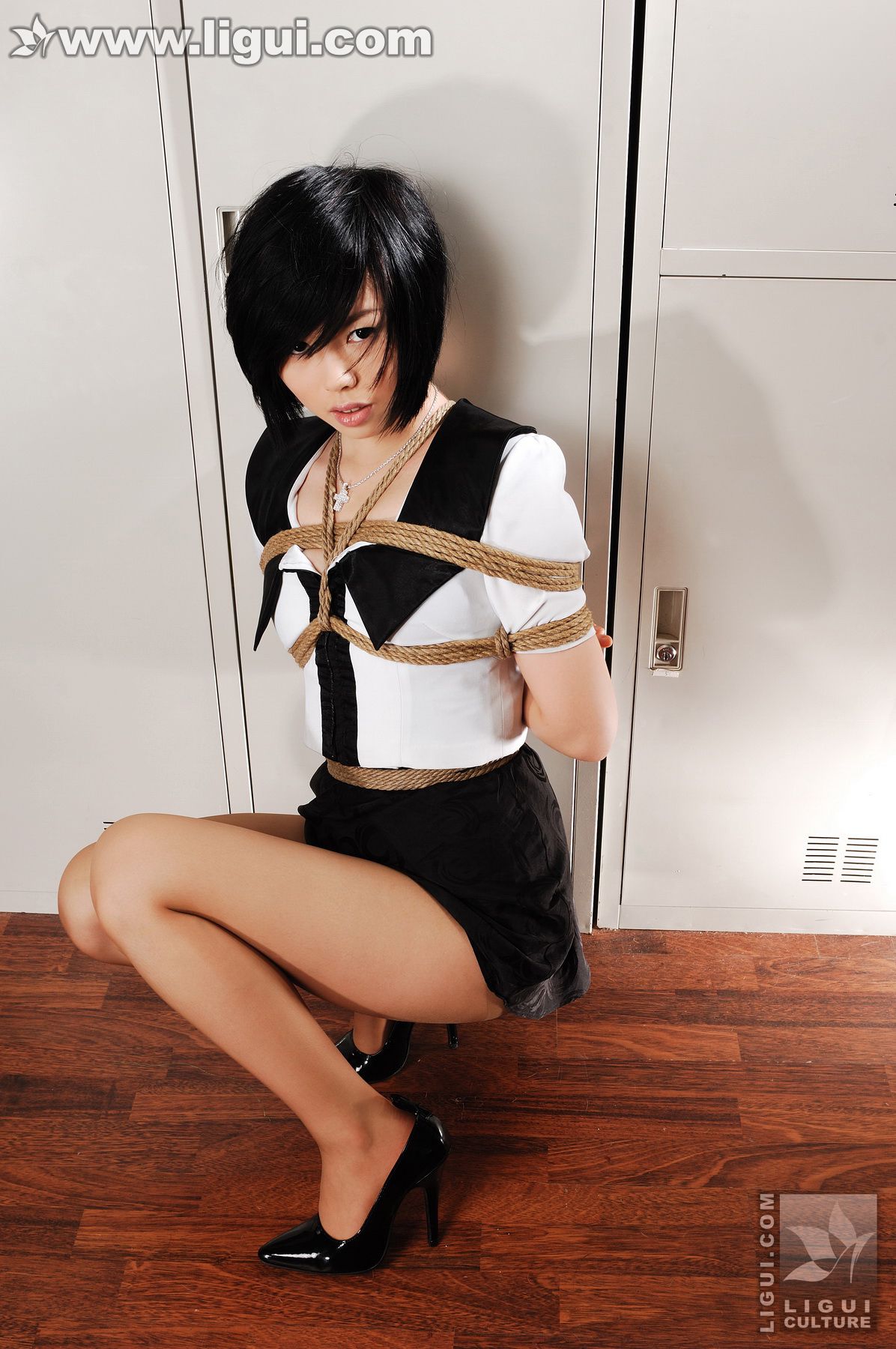 Model 慕子《换衣间风波之娇柔玉女“五花大绑”》  丝足写真图片-图12