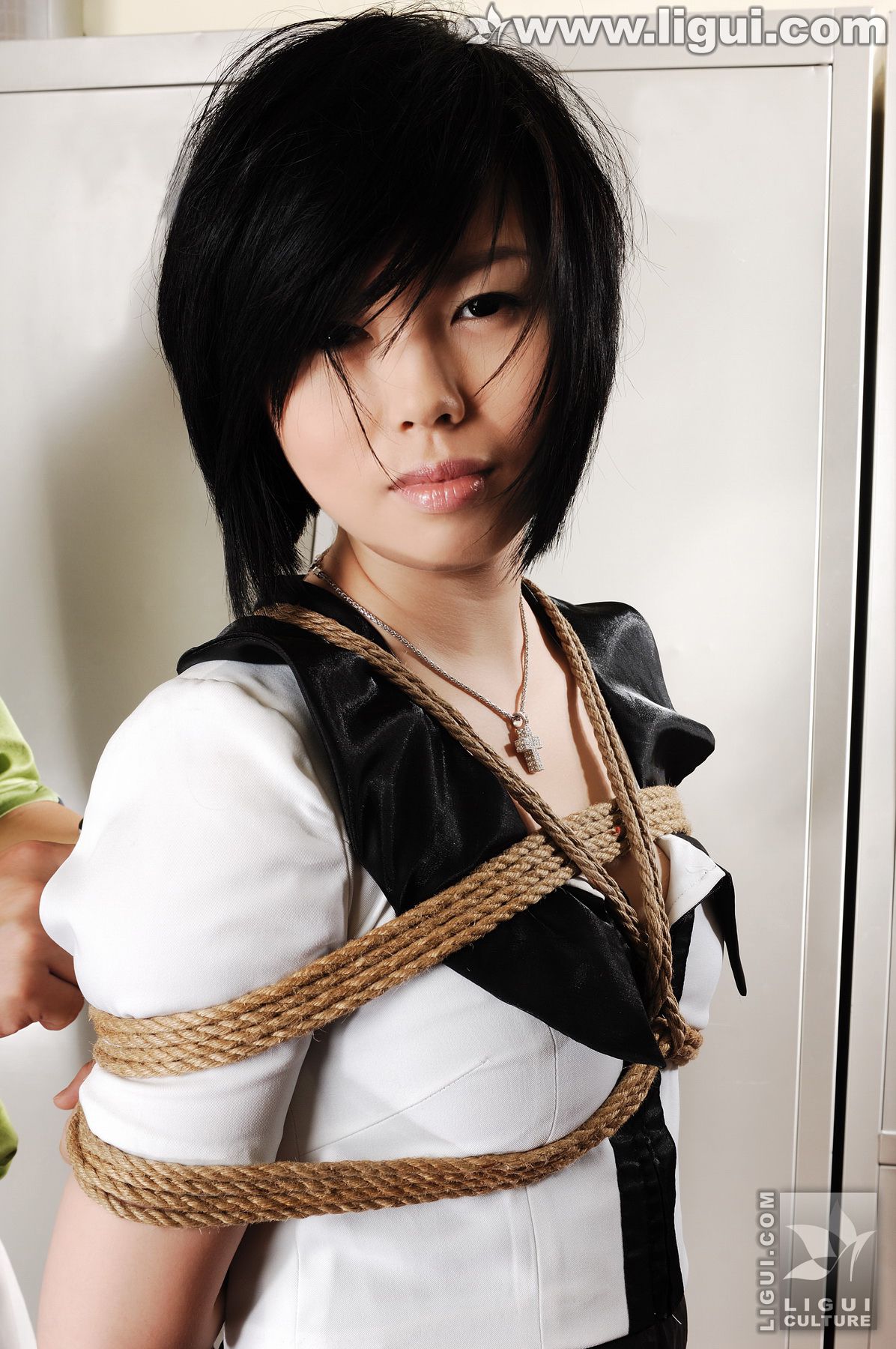Model 慕子《换衣间风波之娇柔玉女“五花大绑”》  丝足写真图片-图4