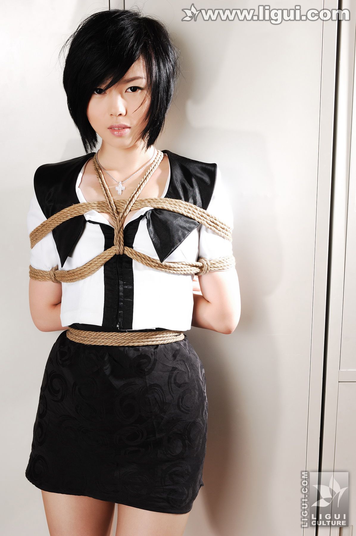Model 慕子《换衣间风波之娇柔玉女“五花大绑”》  丝足写真图片-图5