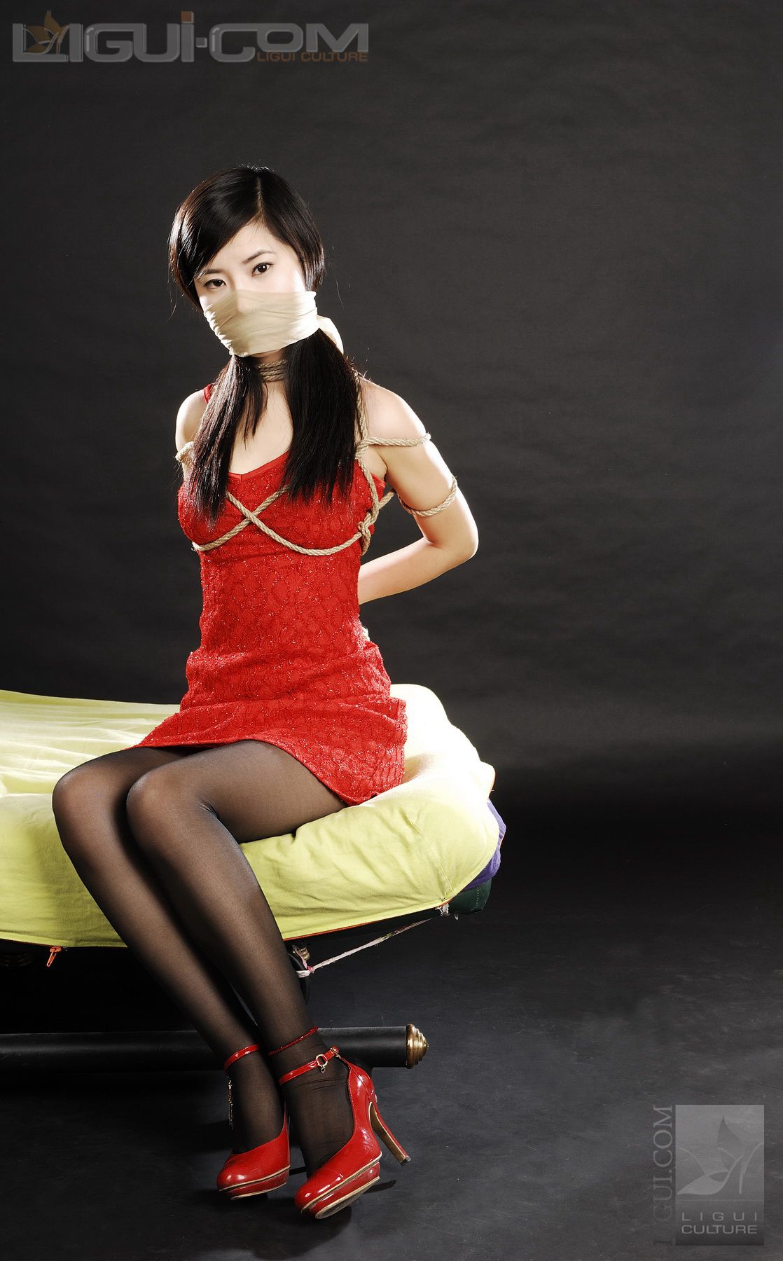 Model 卡鲁鲁《俏皮可爱小美女伊贺流袜堵式束缚》  丝足写真图片-图11