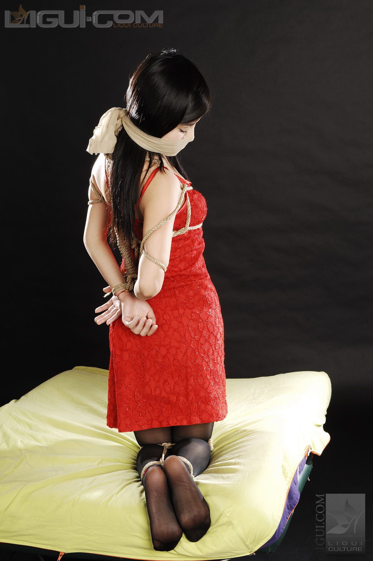 Model 卡鲁鲁《俏皮可爱小美女伊贺流袜堵式束缚》  丝足写真图片-图4