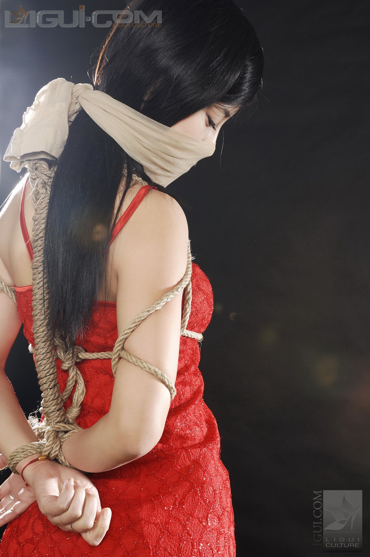 Model 卡鲁鲁《俏皮可爱小美女伊贺流袜堵式束缚》  丝足写真图片-图5