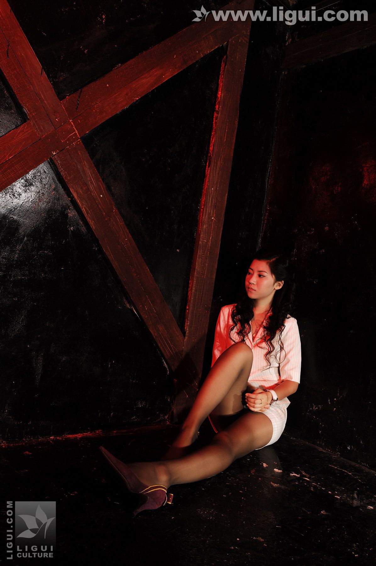 Model 卡鲁鲁《监狱麻绳吊绑制服女白领》  丝足写真图片-图2