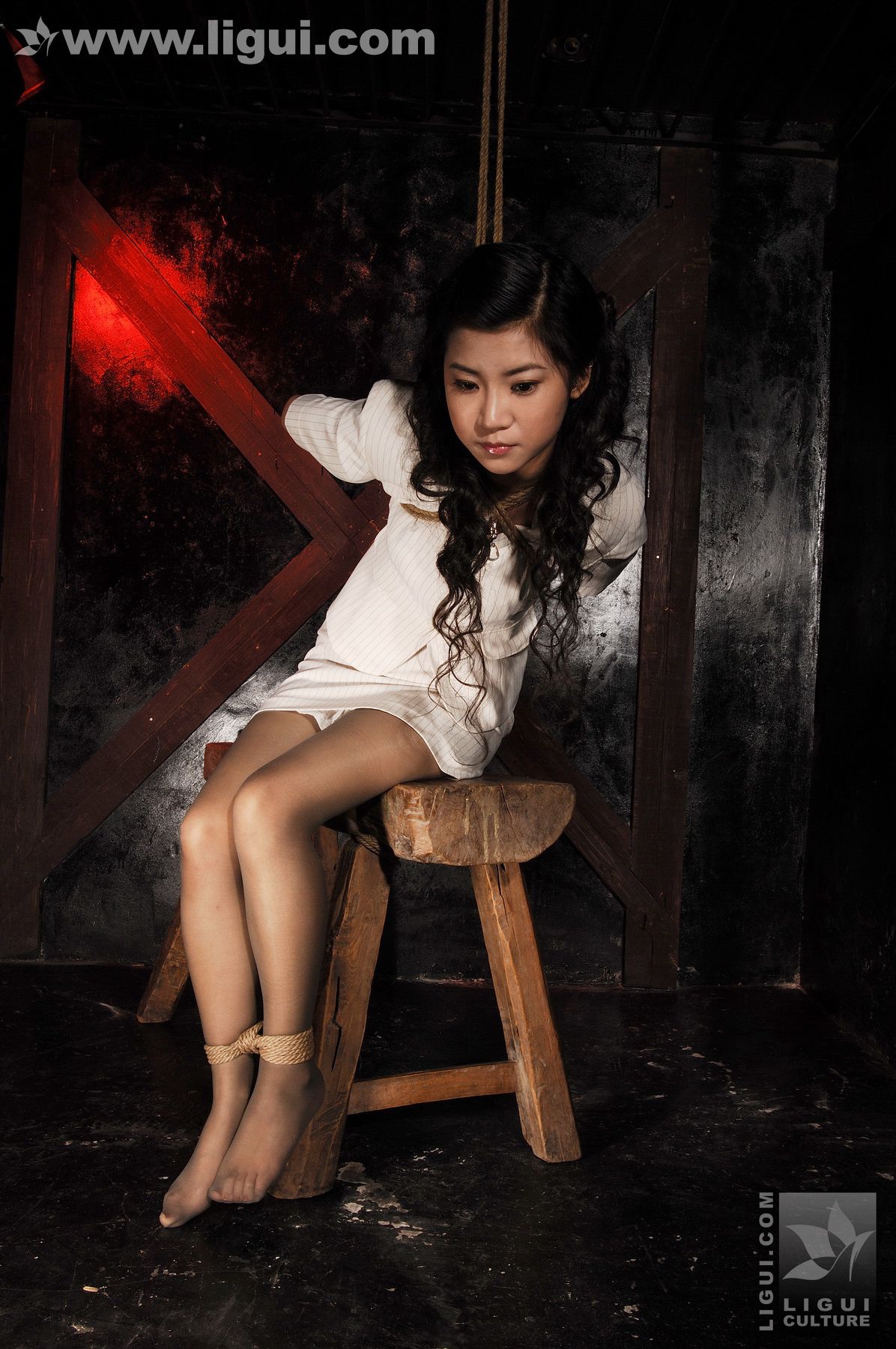 Model 卡鲁鲁《监狱麻绳吊绑制服女白领》  丝足写真图片-图30