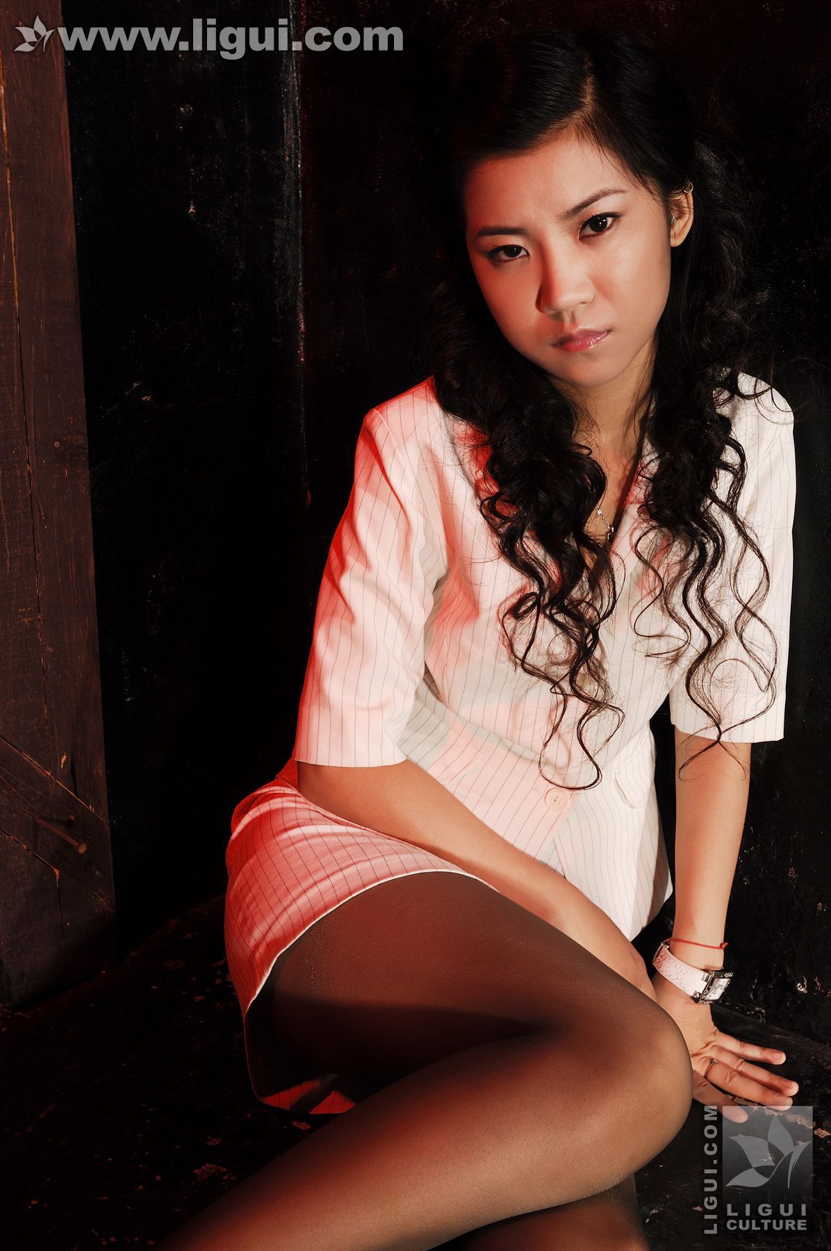 Model 卡鲁鲁《监狱麻绳吊绑制服女白领》  丝足写真图片-图4