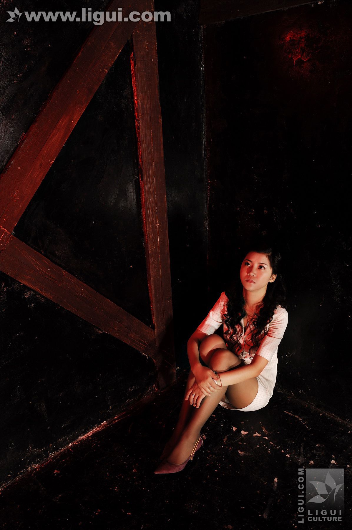 Model 卡鲁鲁《监狱麻绳吊绑制服女白领》  丝足写真图片-图5