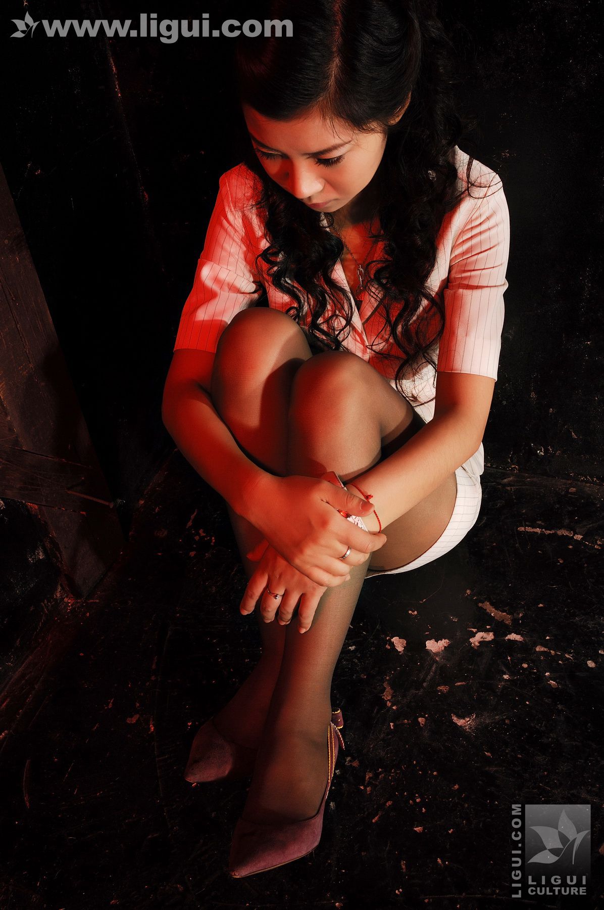 Model 卡鲁鲁《监狱麻绳吊绑制服女白领》  丝足写真图片-图6
