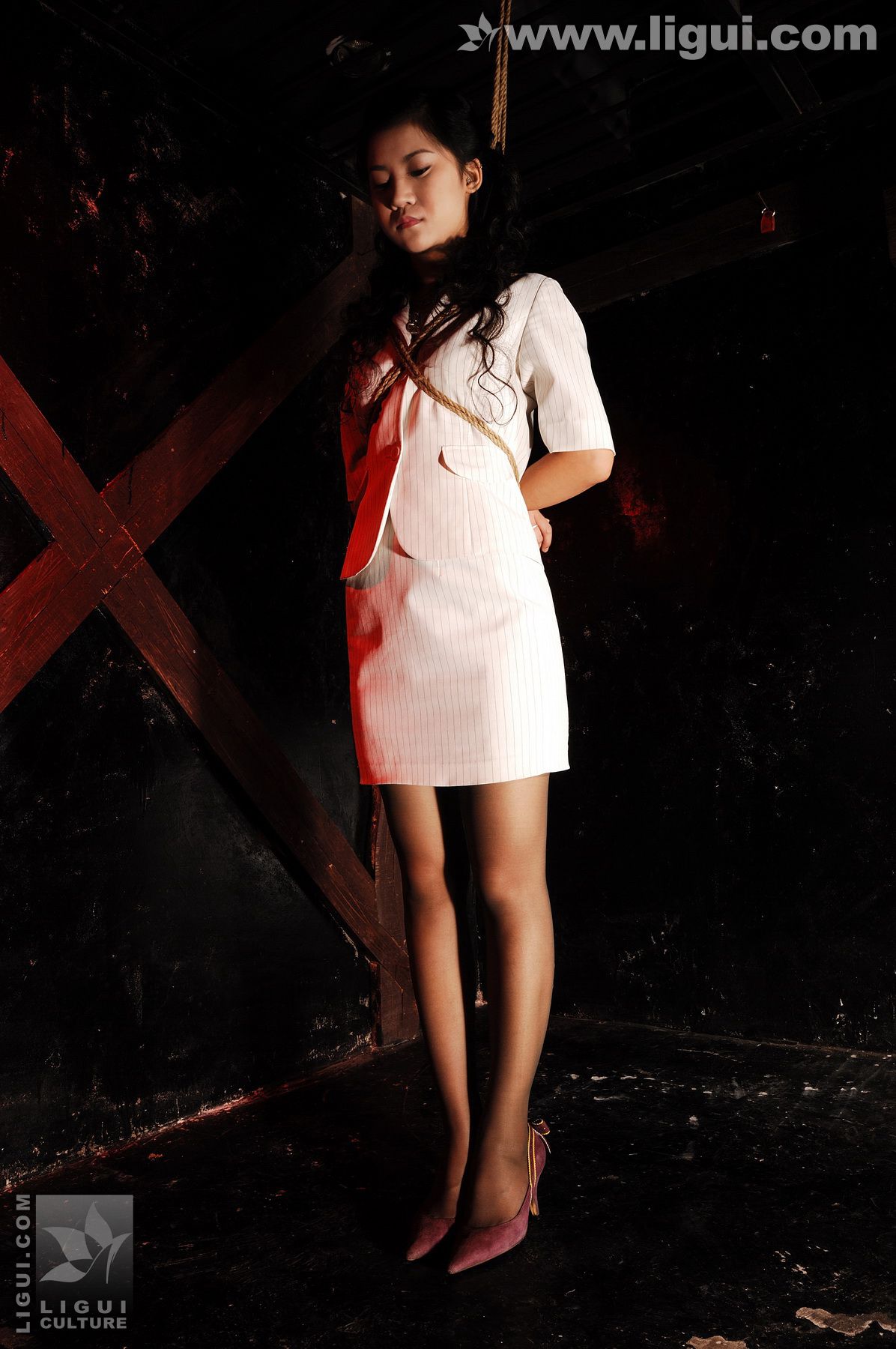 Model 卡鲁鲁《监狱麻绳吊绑制服女白领》  丝足写真图片-图7