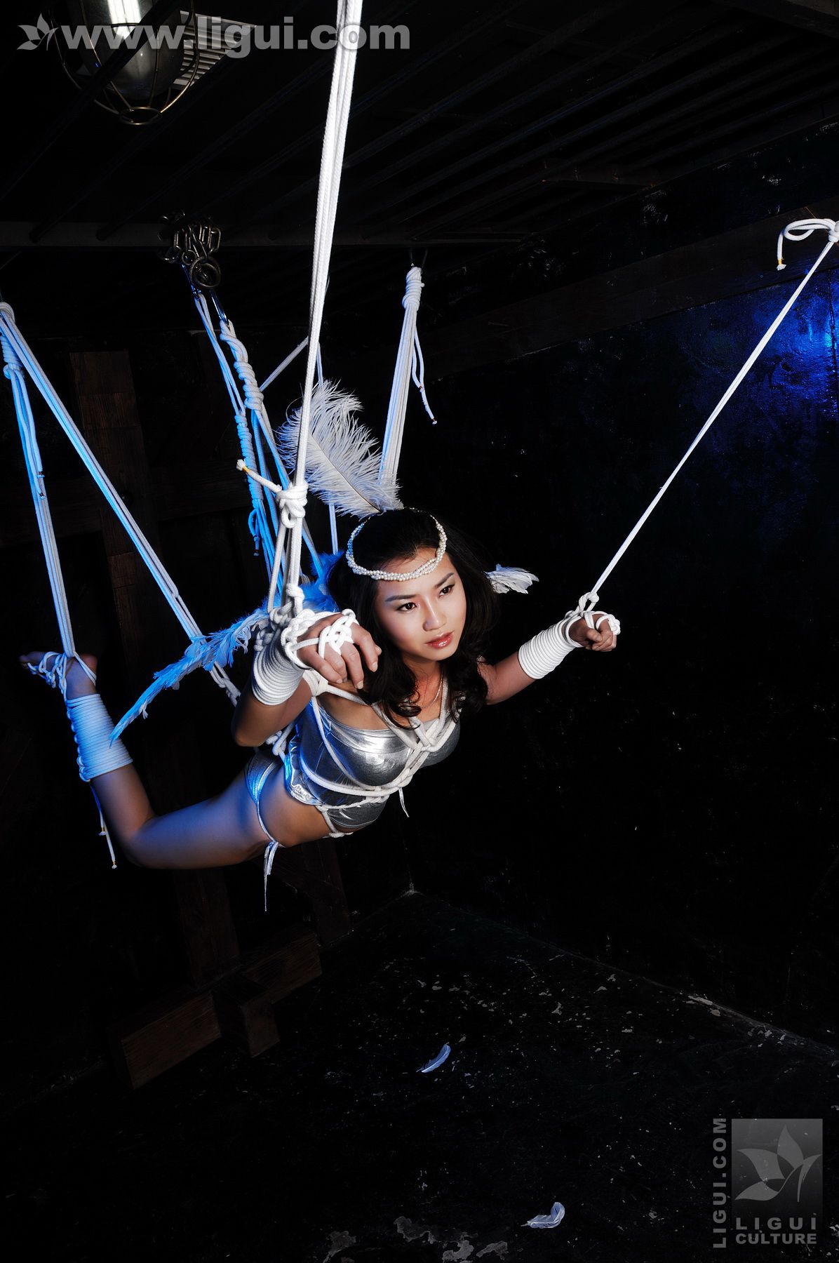 Model 由美《坠落的圣诞天使》  丝足写真图片-图10