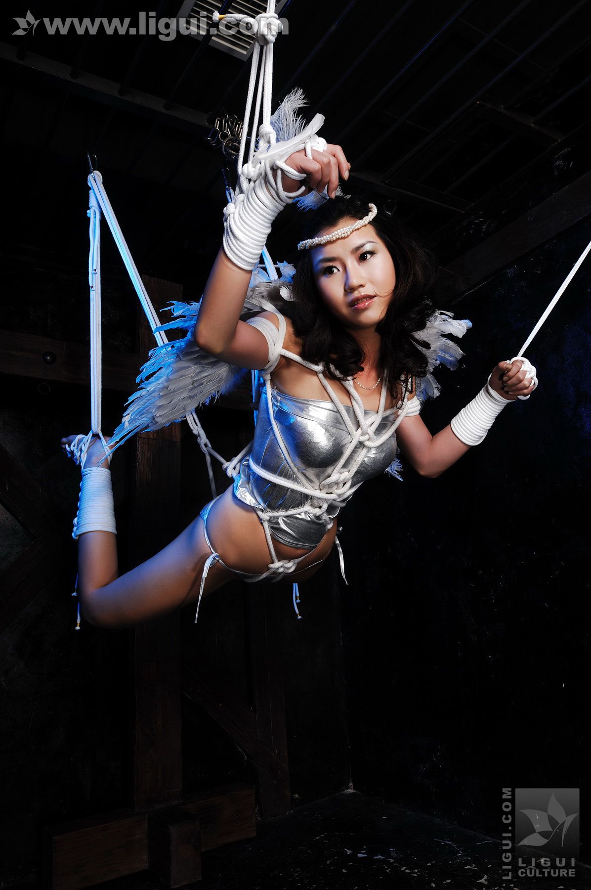Model 由美《坠落的圣诞天使》  丝足写真图片-图7