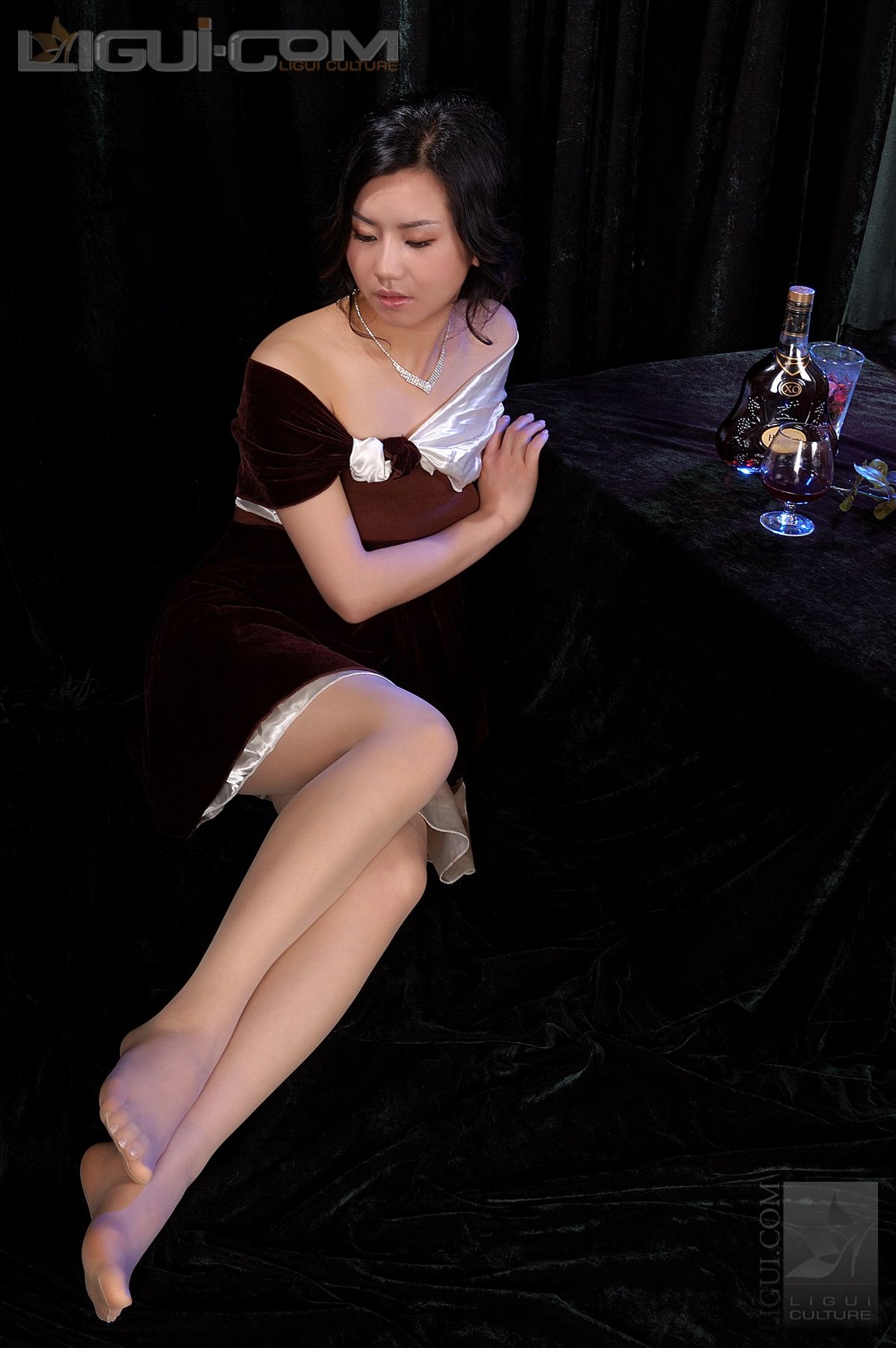 Model 由美《法兰西式高贵风情》  丝足写真图片-图1