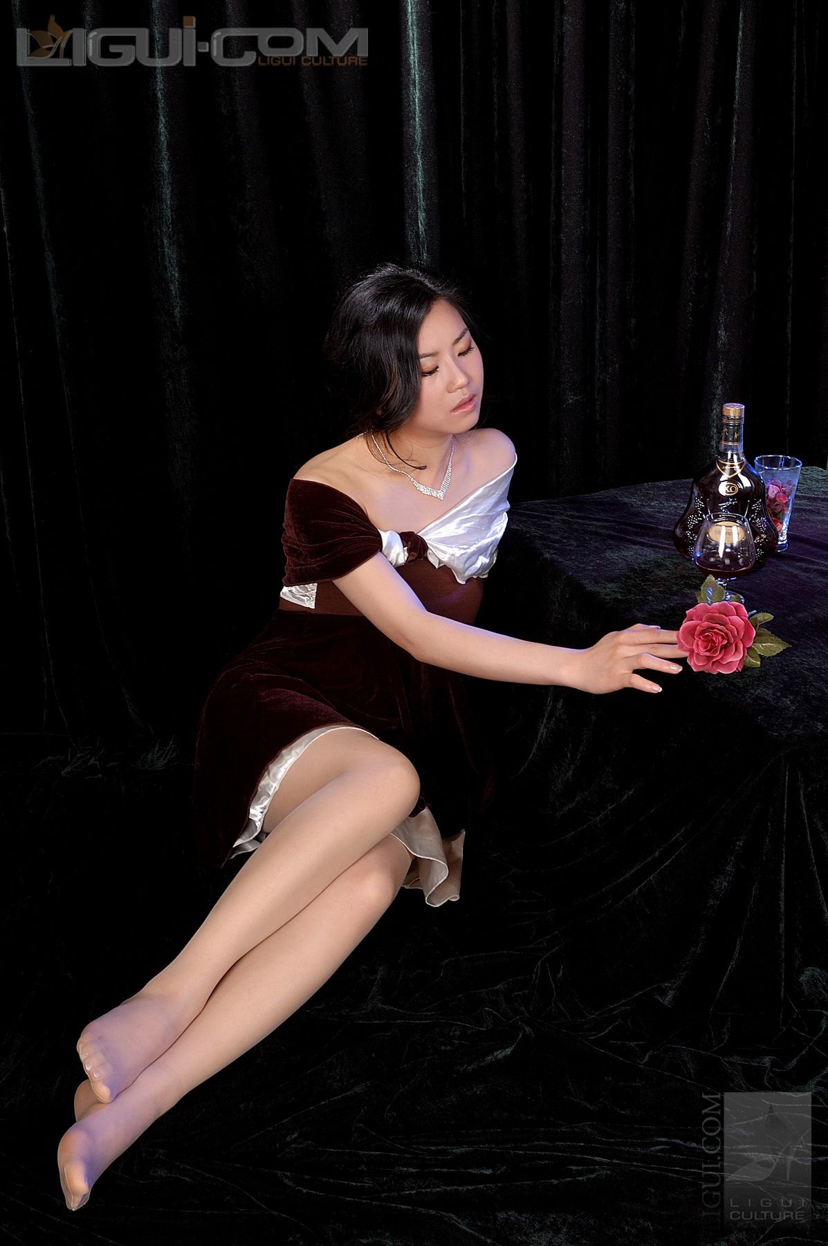 Model 由美《法兰西式高贵风情》  丝足写真图片-图28