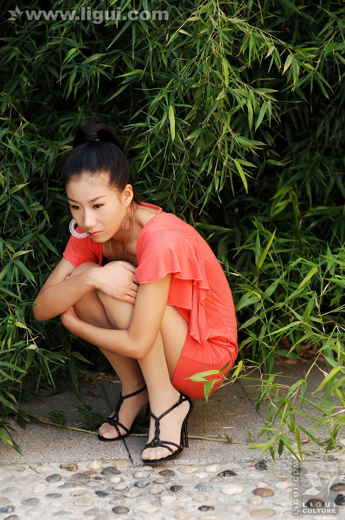 Model 默默《摩登吧女户外热情释放》  丝足写真图片-图10