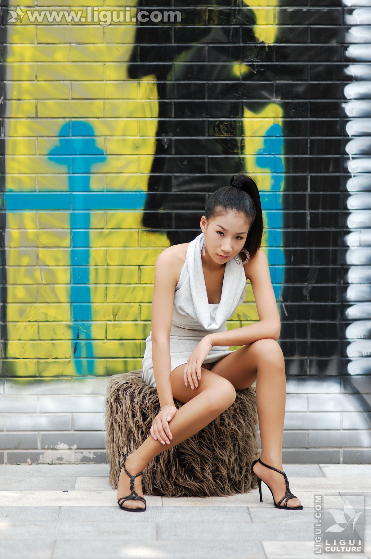 Model 默默《摩登吧女户外热情释放》  丝足写真图片-图21