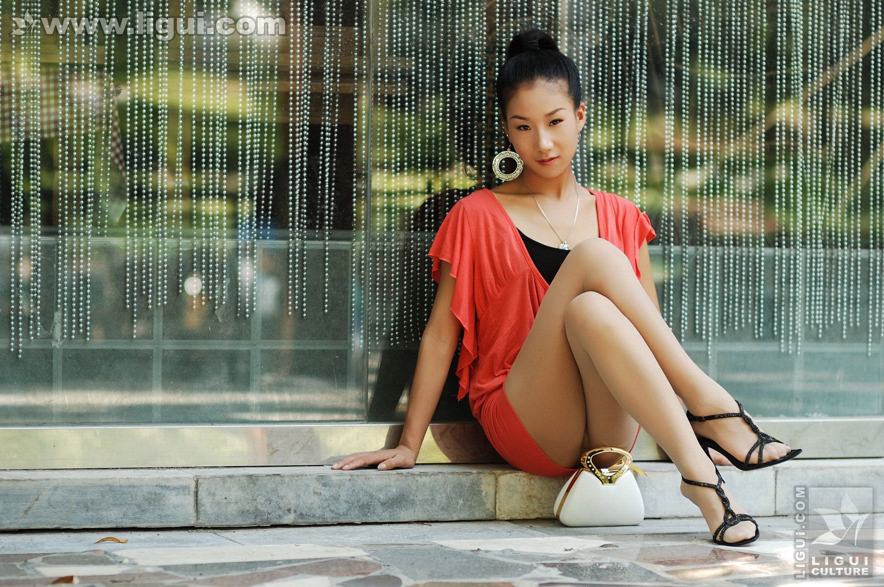 Model 默默《摩登吧女户外热情释放》  丝足写真图片-图3