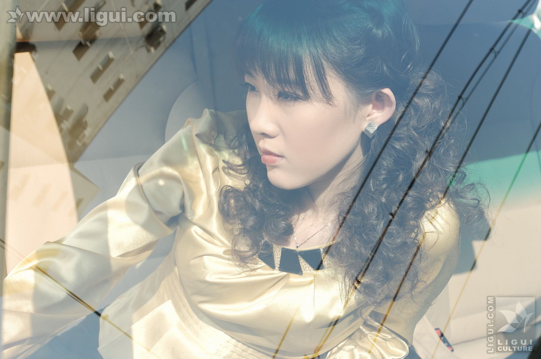 Model 菲菲《宝马藏娇看美丝》  美腿玉足写真图片-图3