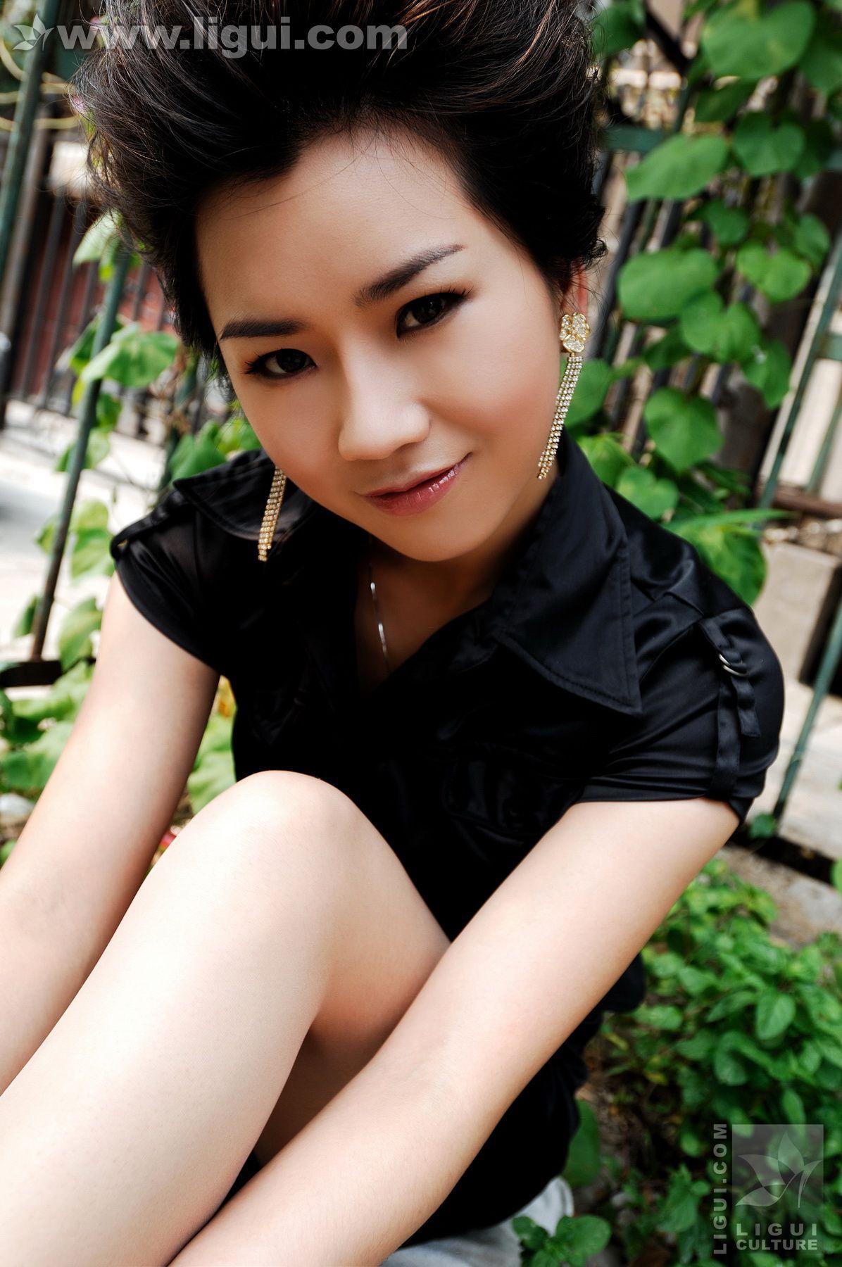Model 由美《路遇高跟美女花园散步》  丝足写真图片-图6