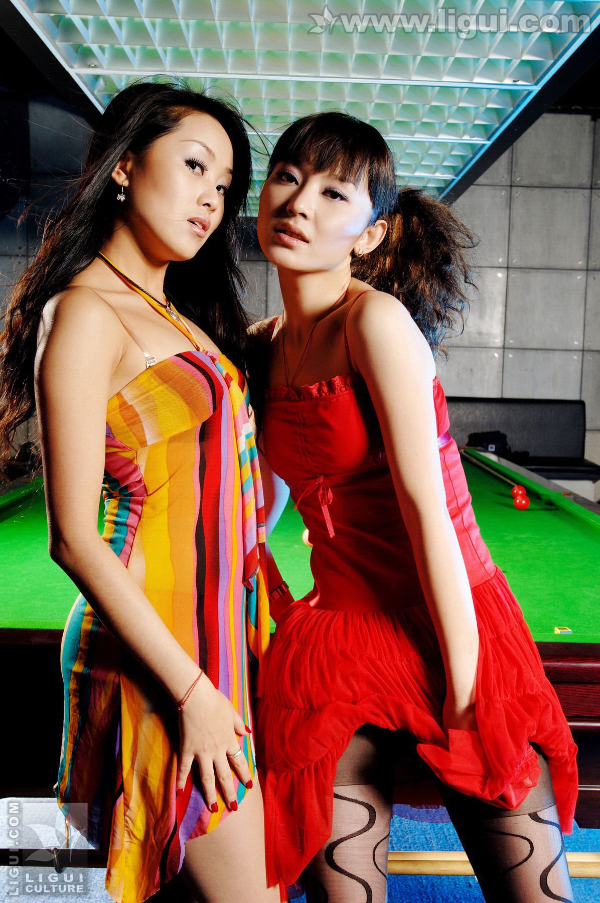 Model 咪惠美、琳达《丝袜美女玩台球》  美腿玉足写真图片-图1