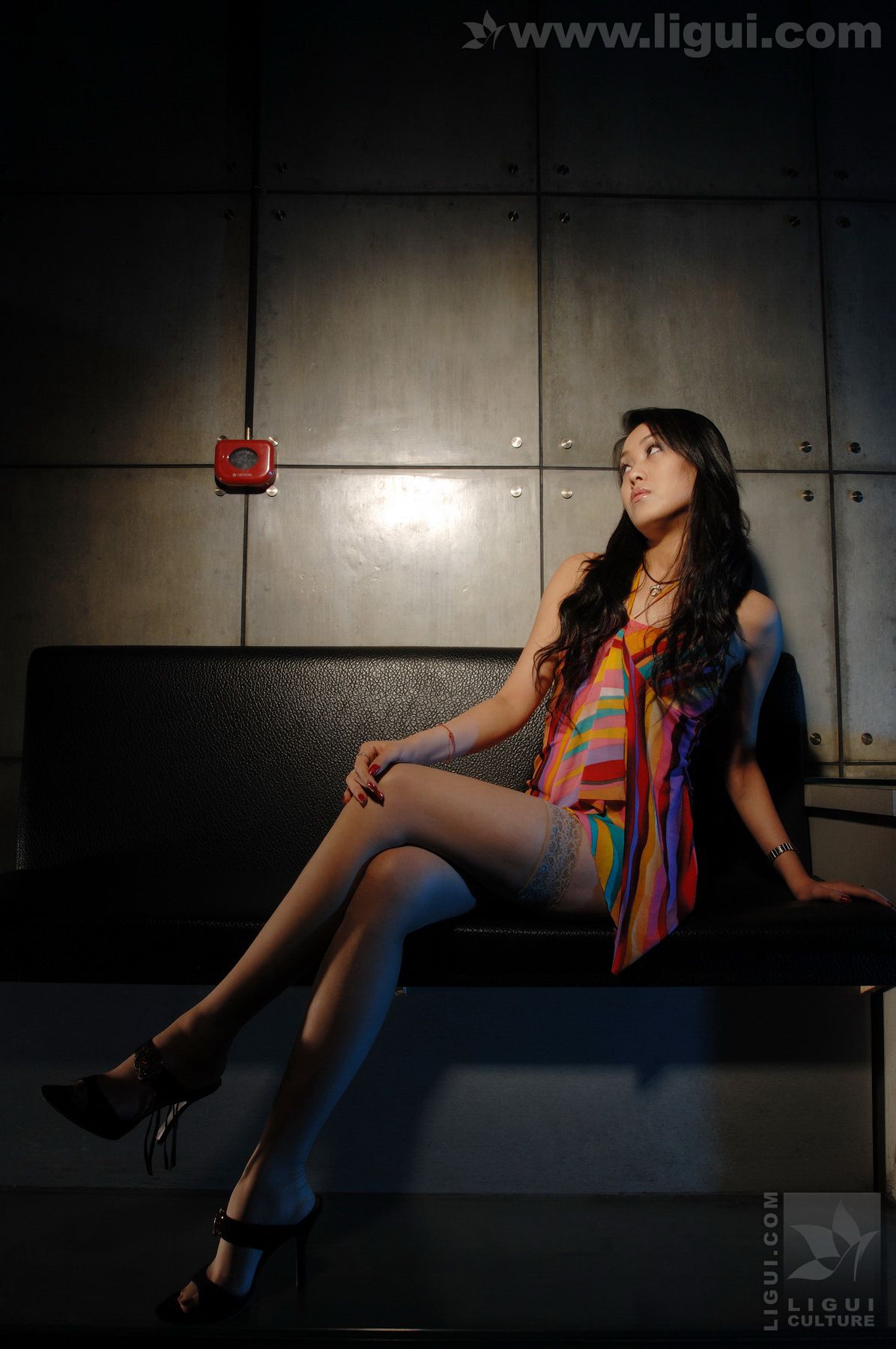 Model 咪惠美、琳达《丝袜美女玩台球》  美腿玉足写真图片-图2