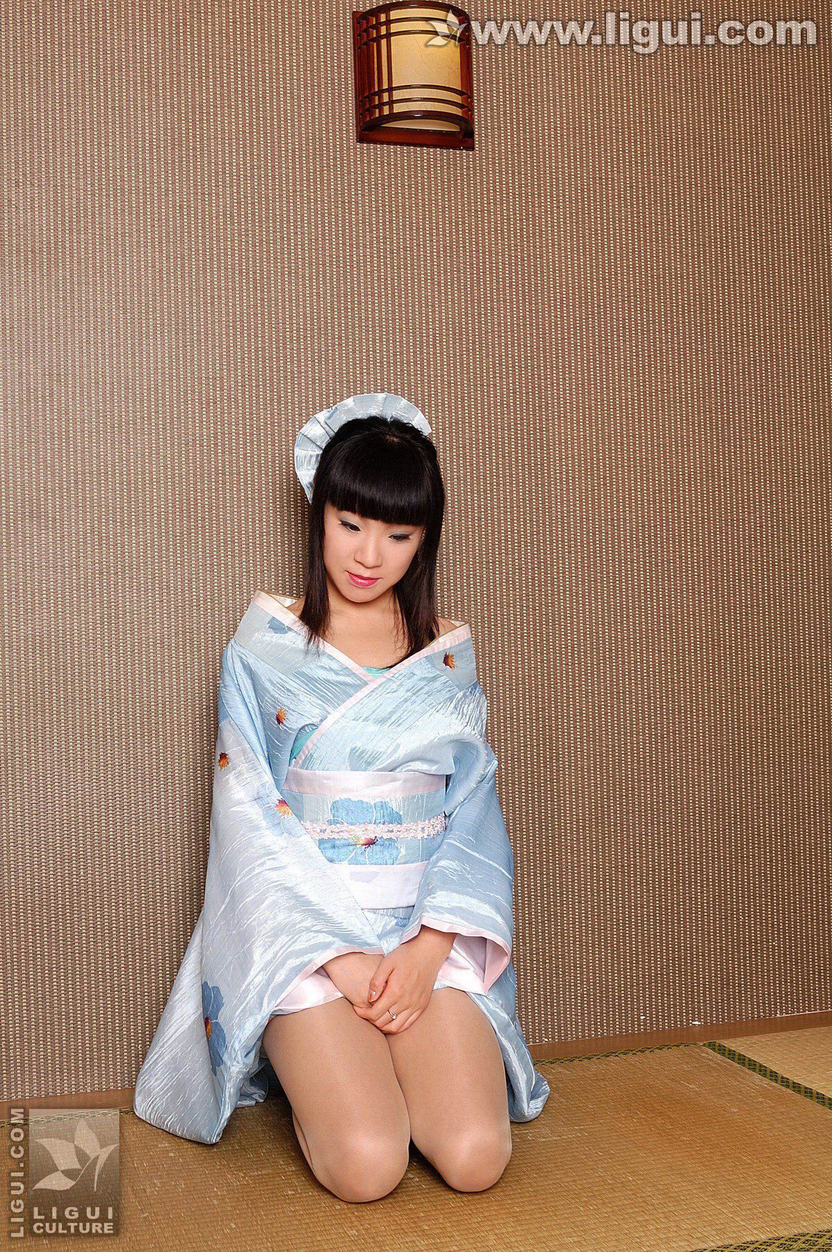 Model 伊园《日本丝袜少女与狗熊的邂逅》  丝足写真图片-图9