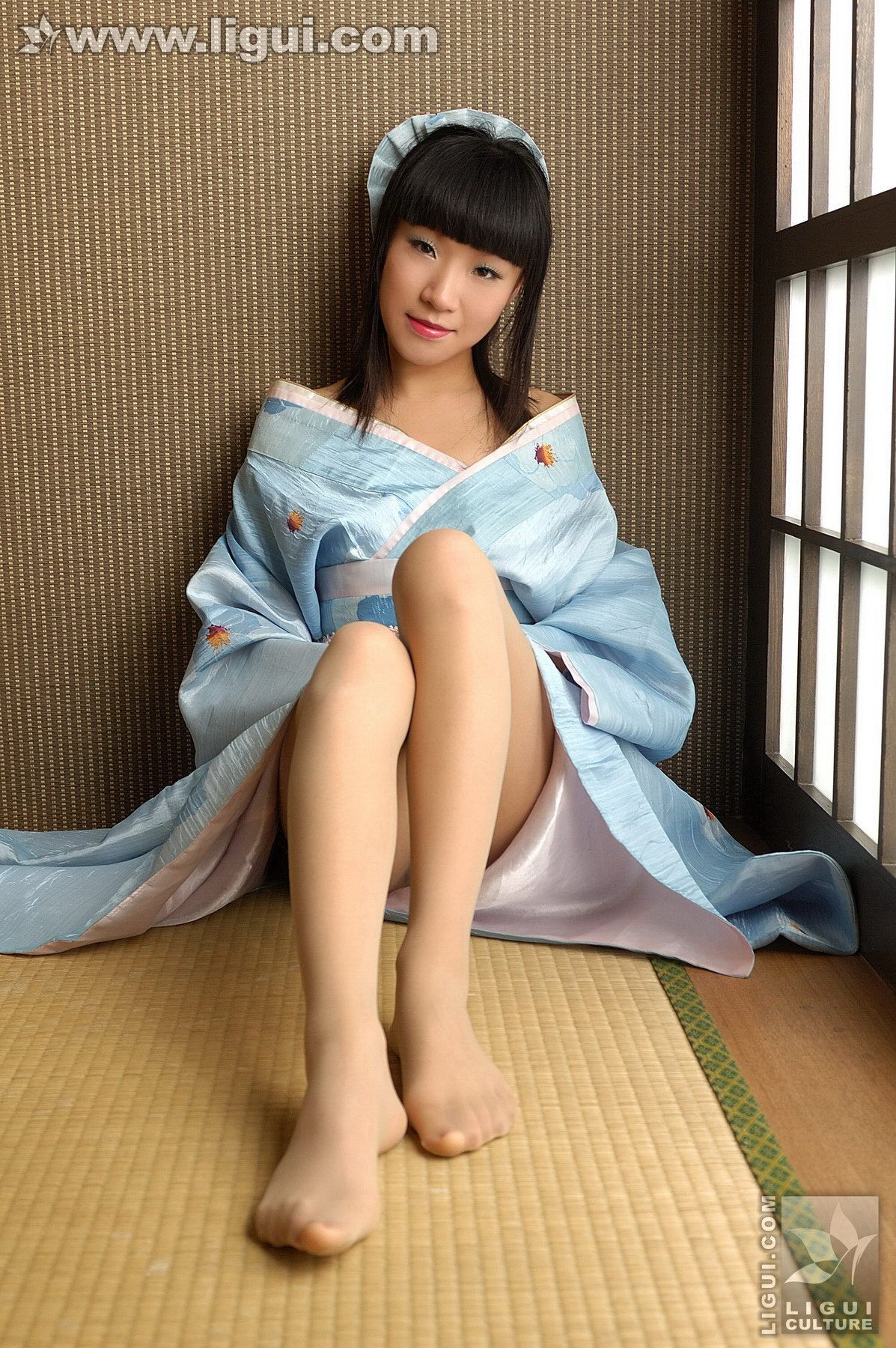 Model 伊园《日本丝袜少女与狗熊的邂逅》  丝足写真图片-图25